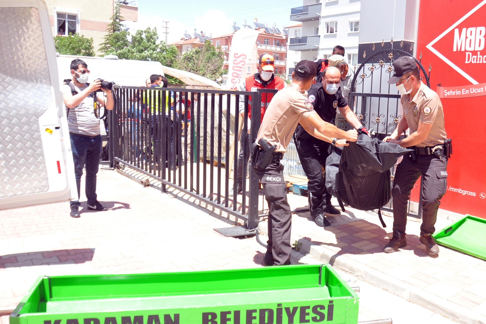 Orhan Şafak Sezgin'in cansız bedeni taşınıyor