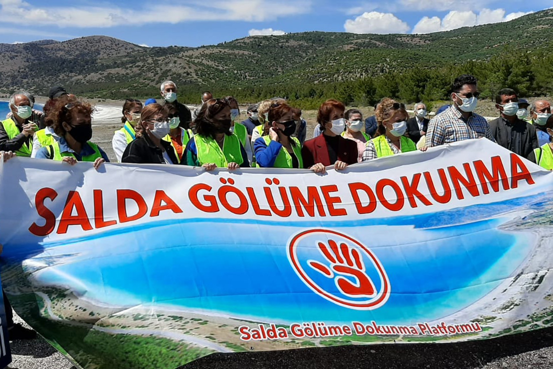 Salda Gölünde açıklama yapan yaşam alanı savunucuları.