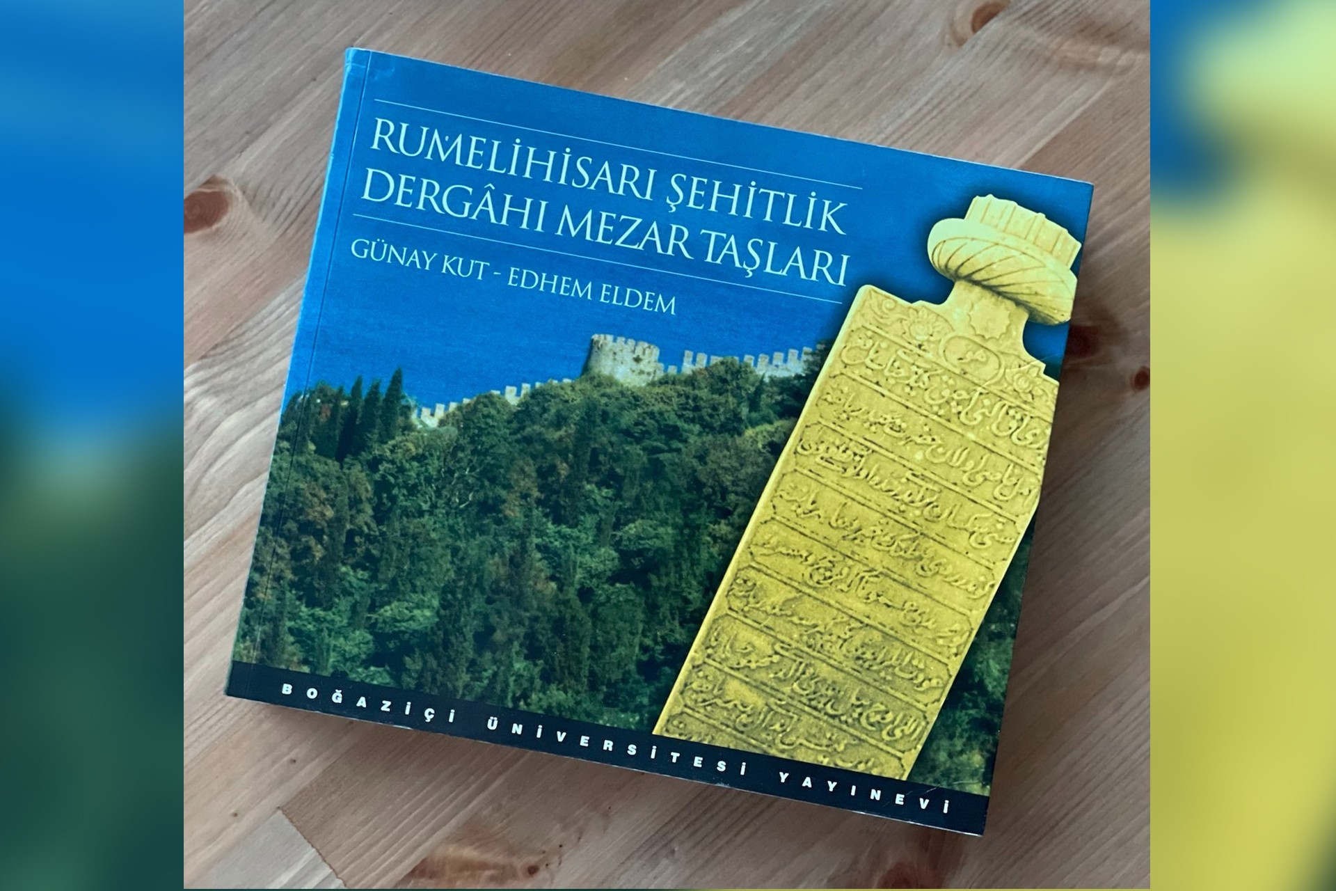 'Rumelihisarı Şehitlik Dergahı Mezar Taşları' adlı kitabın kapağı.