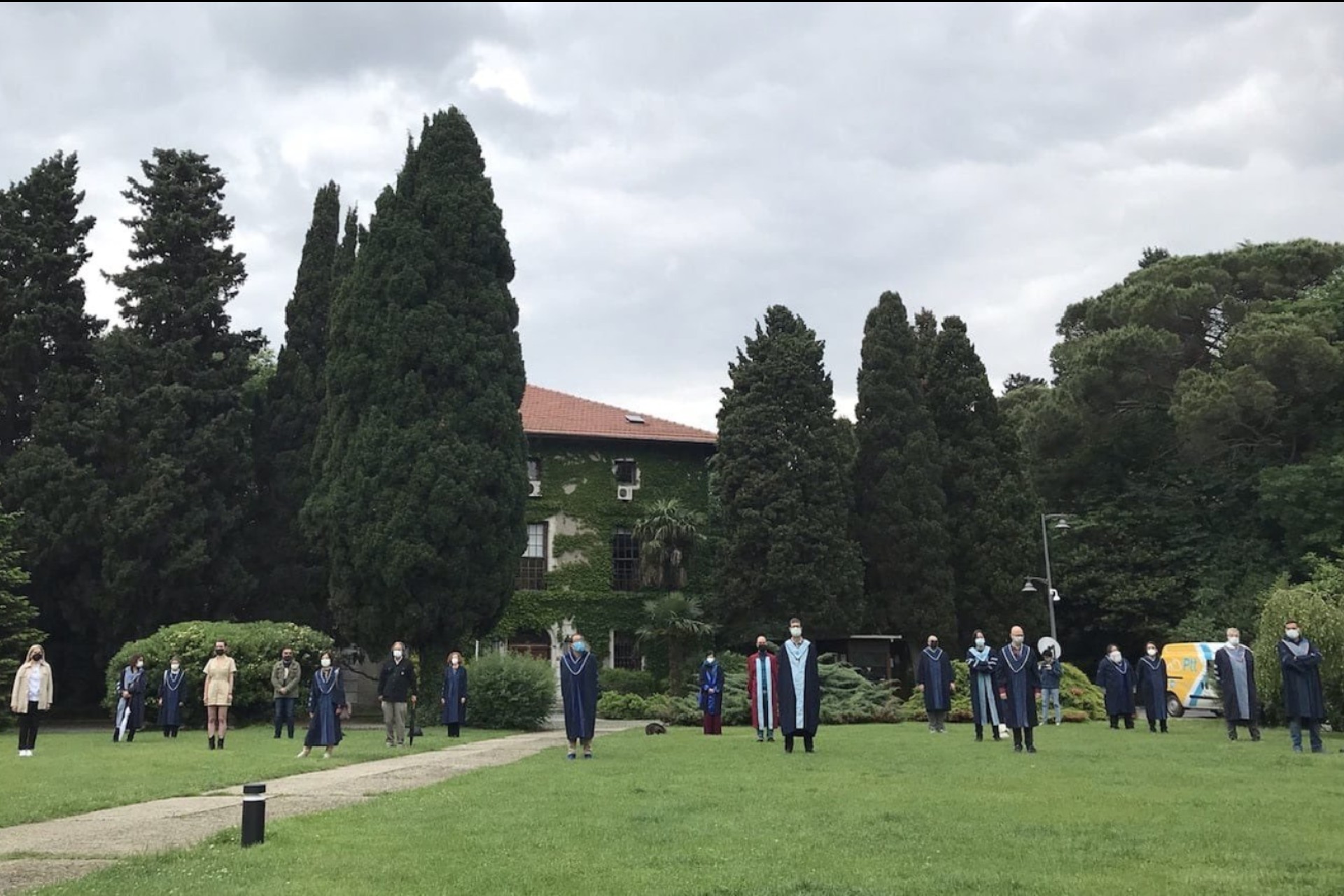 Rektörlük binasına sırtını dönen Boğaziçi Üniversitesi akademisyenleri