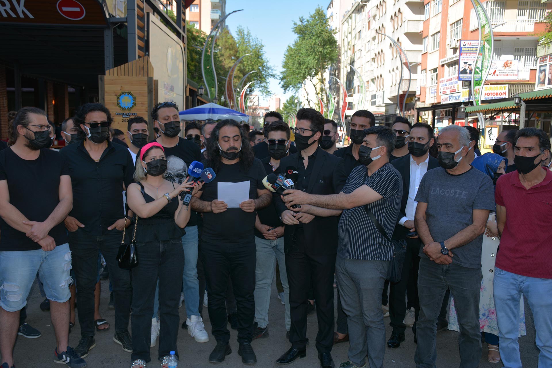 Diyarbakır'da basın açıklaması yapan müzisyen ve sahne emekçileri 