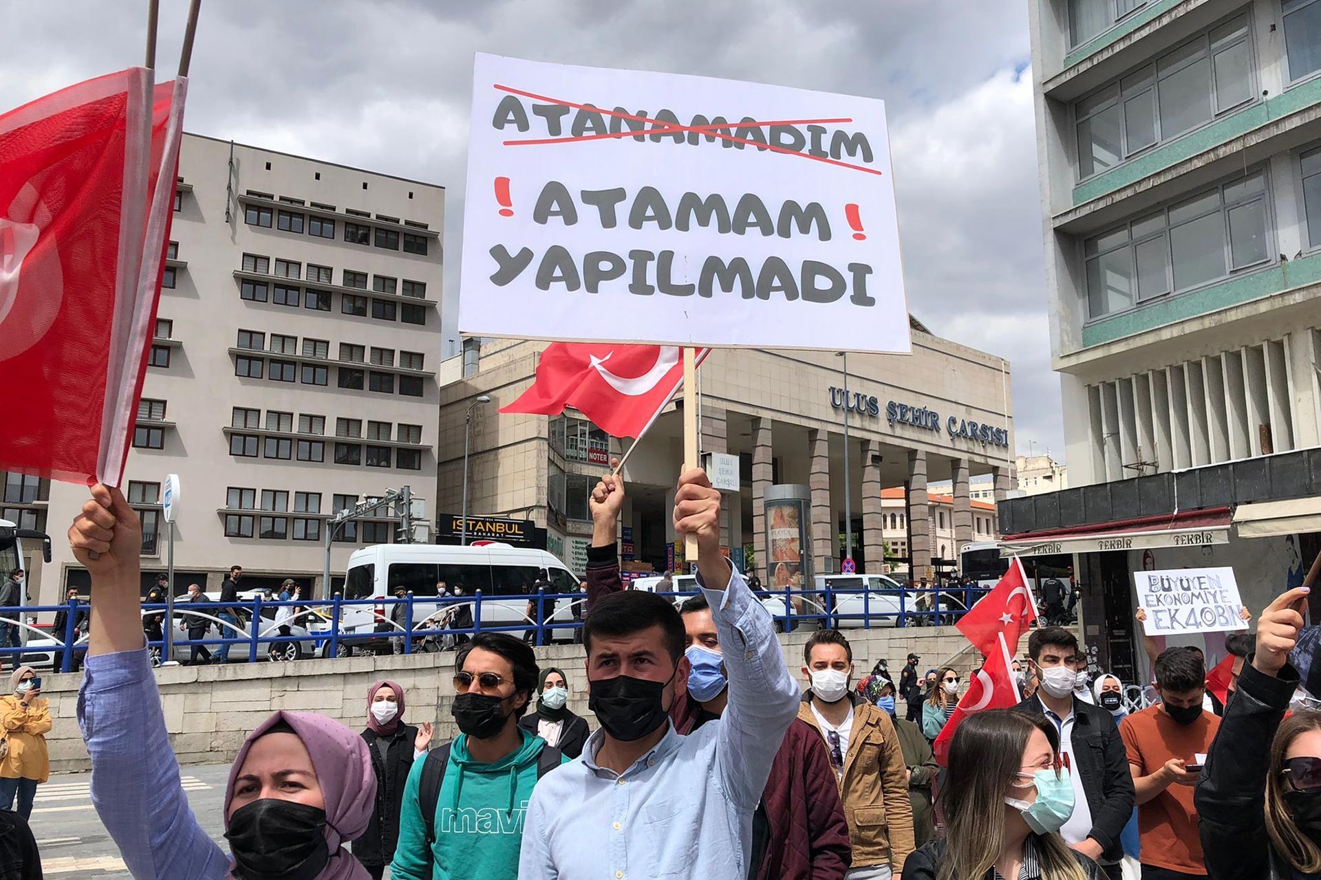 Atamam yapılmadı dövizini tutan bir öğretmen