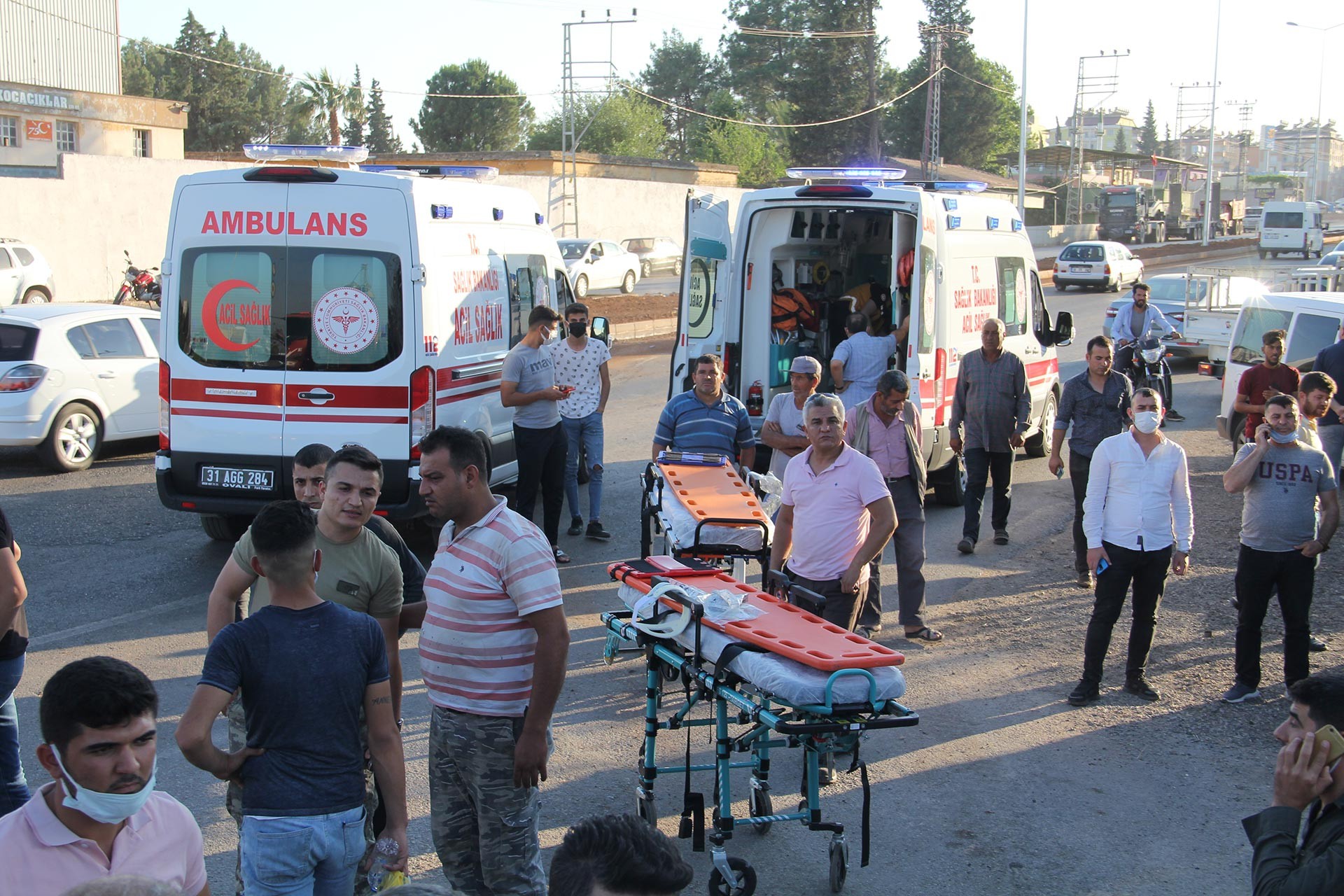 Askeri tırın çırçır fabrikasının duvarına çarpması sonucu meydana gelen kaza sonrası gelen ambulans vs.