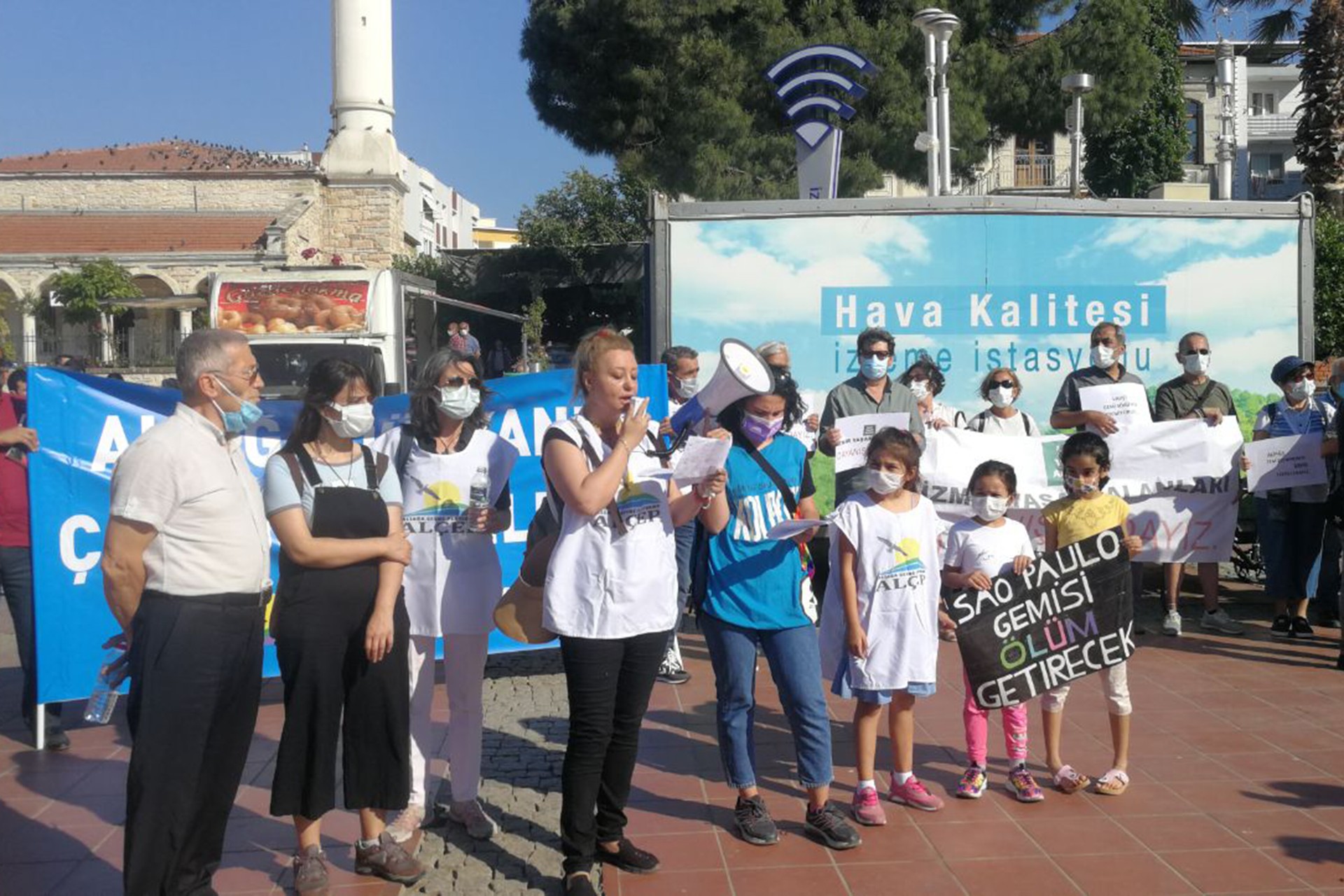 İzmirli Ekolojistler, Aliağa'da bir araya gelerek asbestli gemiyi protesto etti.