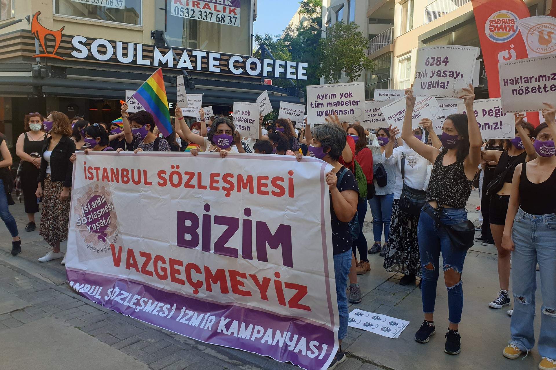 Cumhurbaşkanı kararnamesiyle İstanbul Sözleşmesi’nin 1 Temmuz'da geçerliliğini tamamen kaybedeceğine tepki gösteren İzmirli kadınlar, mücadele çağrısında bulundu.