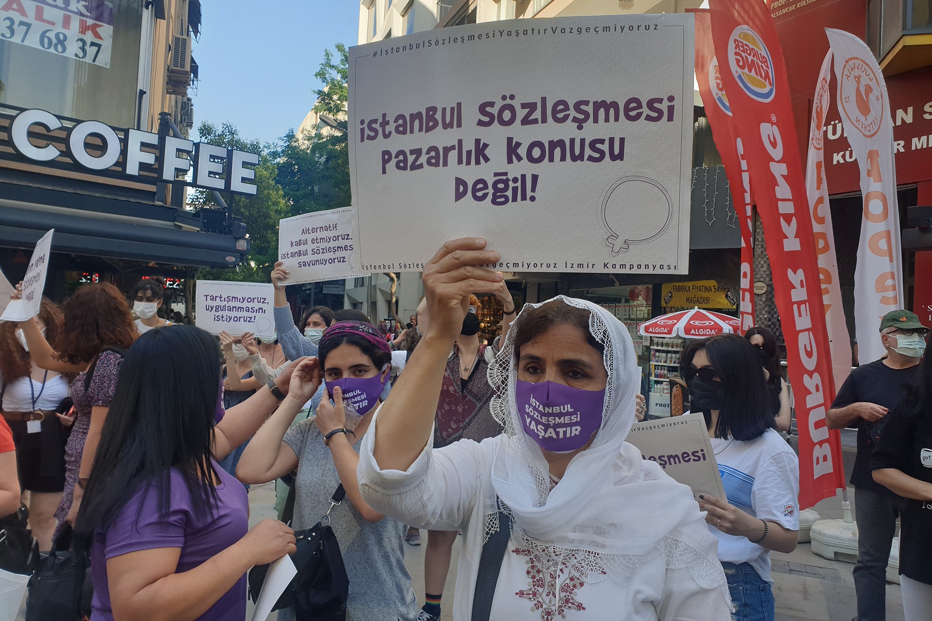 Cumhurbaşkanı kararnamesiyle İstanbul Sözleşmesi’nin 1 Temmuz'da geçerliliğini tamamen kaybedeceğine tepki gösteren İzmirli kadınlar, mücadele çağrısında bulundu.