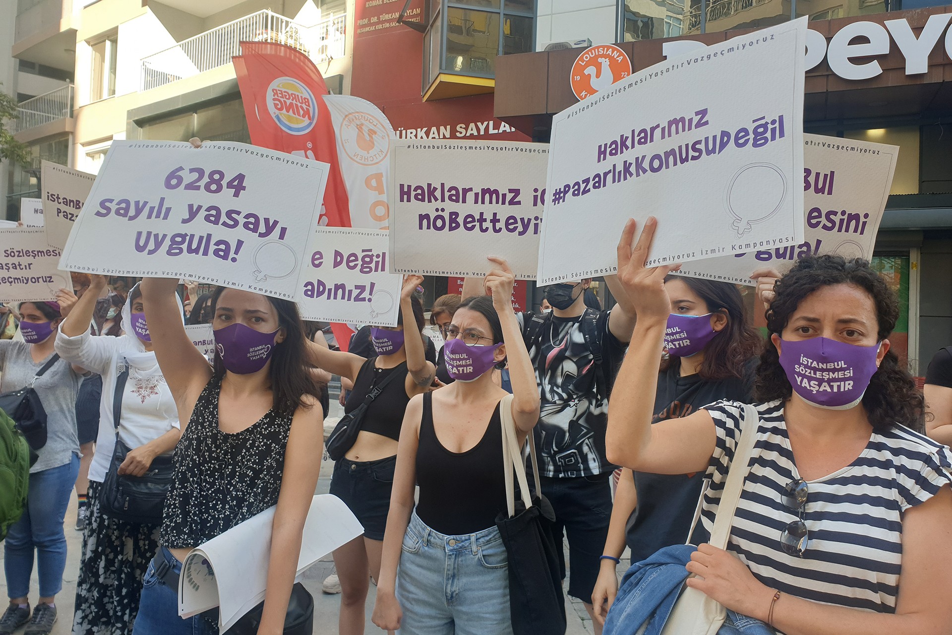 Cumhurbaşkanı kararnamesiyle İstanbul Sözleşmesi’nin 1 Temmuz'da geçerliliğini tamamen kaybedeceğine tepki gösteren İzmirli kadınlar, mücadele çağrısında bulundu.