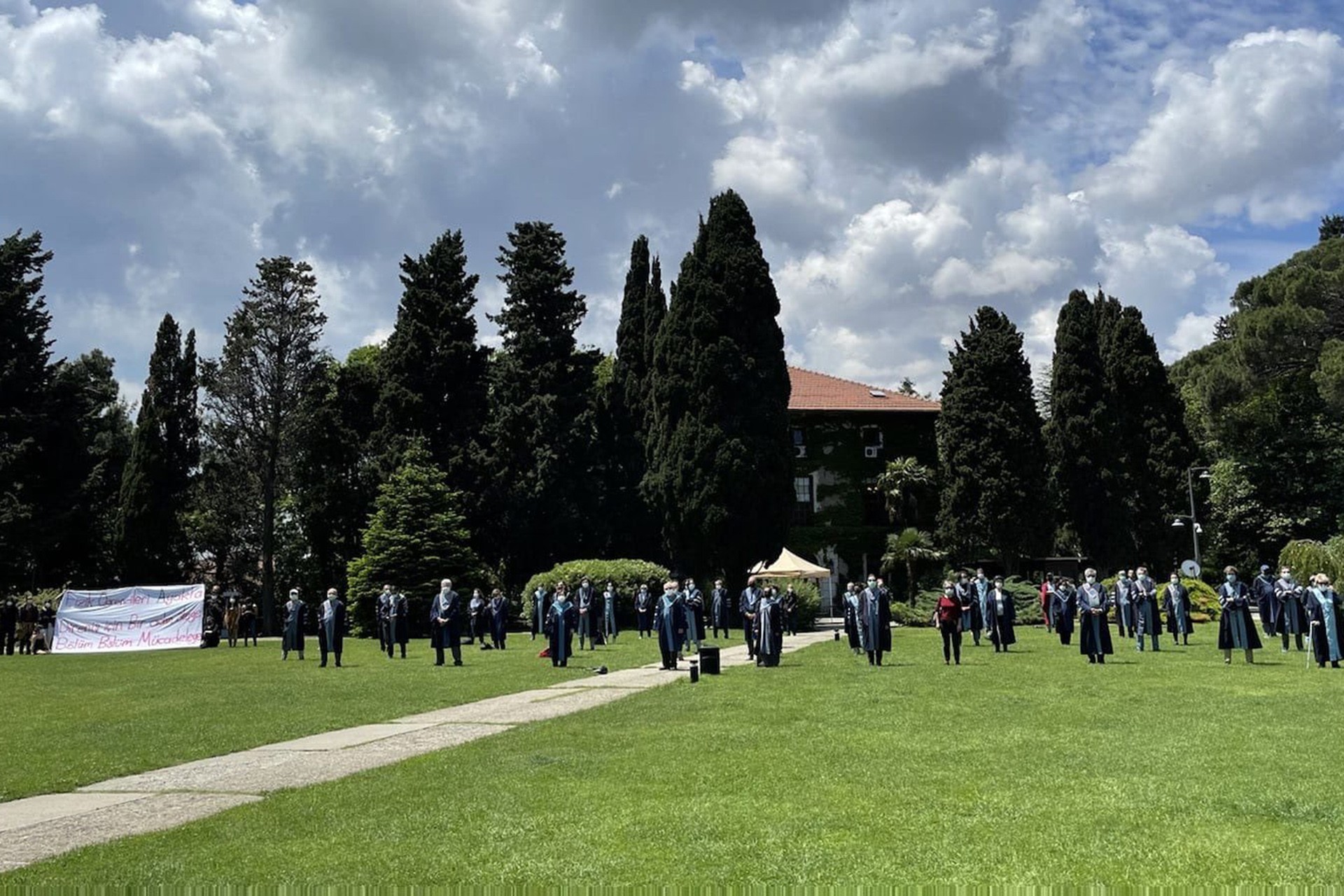 Boğaziçi Üniversitesi akademisyenleri rektörlüğe sırtını çevirdi