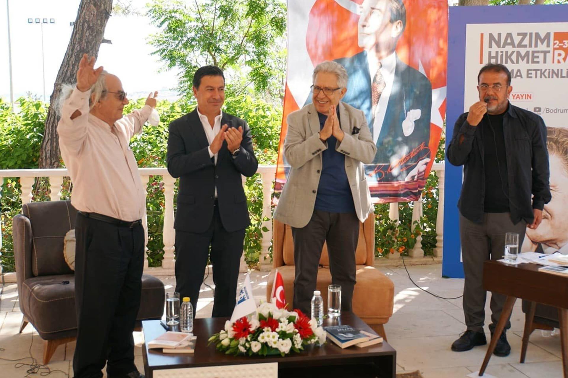 Bodrum Belediyesi tarafından düzenlenen Nâzım Hikmet anması, Zülfü Livaneli (sağdan ikinci)