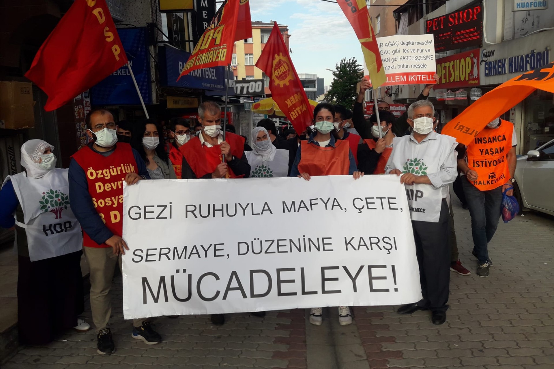 İstanbul Küçükçekmece'de siyasi partiler ve kitle örgütleri Gezi Direnişi'nin 8'inci yıl dönümünde açıklama yaptı, 'Mafya düzenine karşı mücadeleyi büyütmeye çağırıyoruz' dedi.