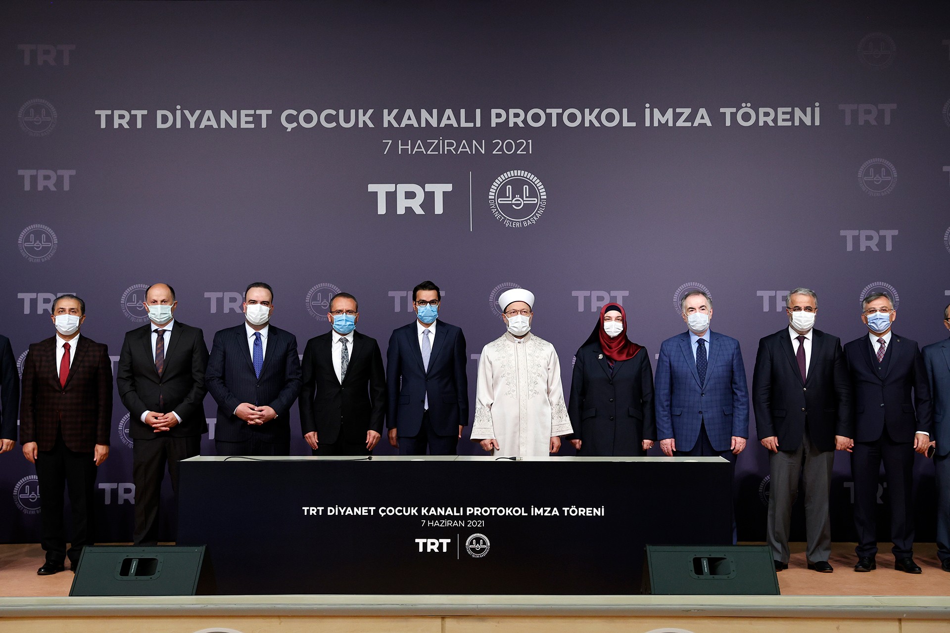 Diyanet İşleri Başkanlığı ile TRT arasında TRT Diyanet Çocuk Kanalı protokolü imza töreninde verilen poz