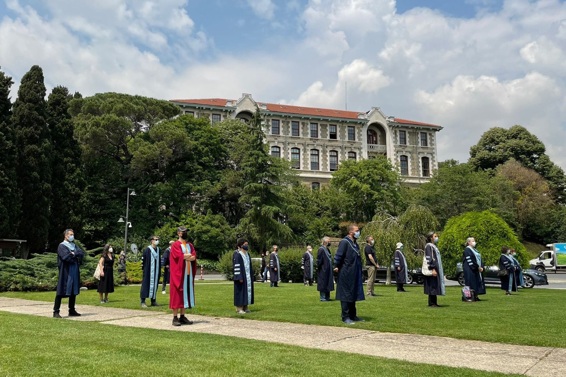 Rektörlük binasına sırtını dönen Boğaziçi Üniversitesi akademisyenleri