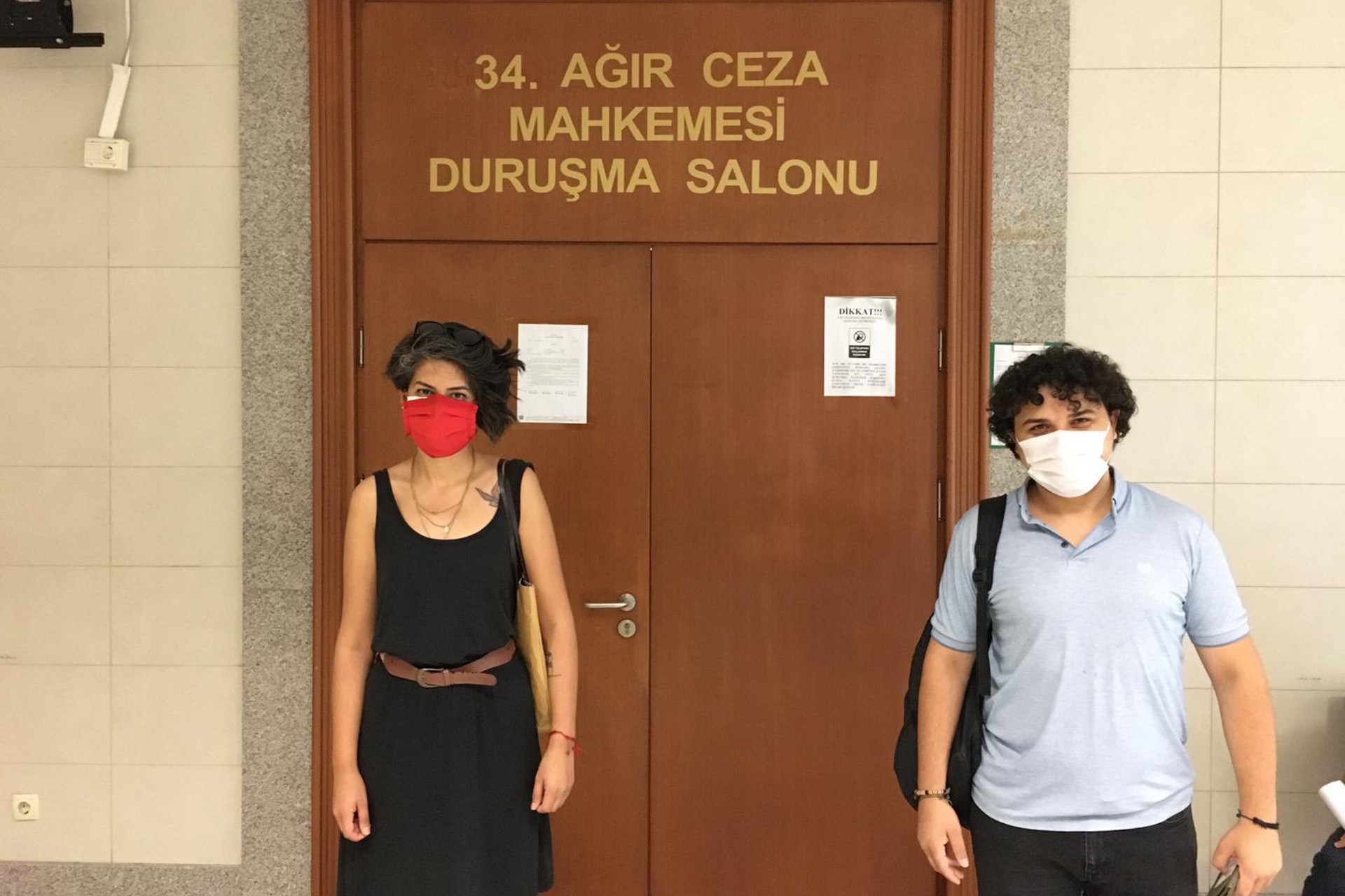 Gazeteci Canan Coşkun duruşma salonu önünde