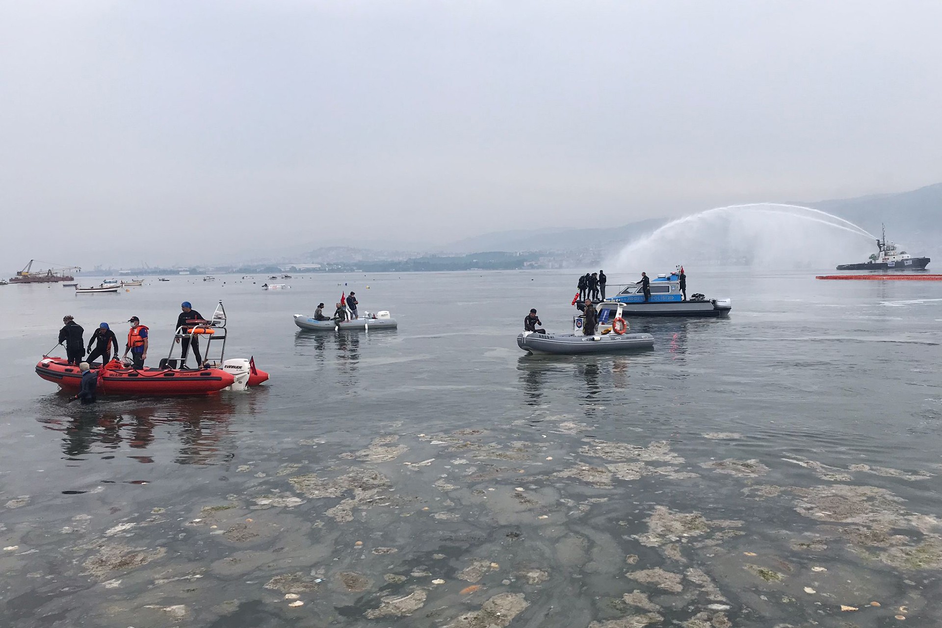 İzmit Körfezi'ndeki müsilaj temizlenme çalışması