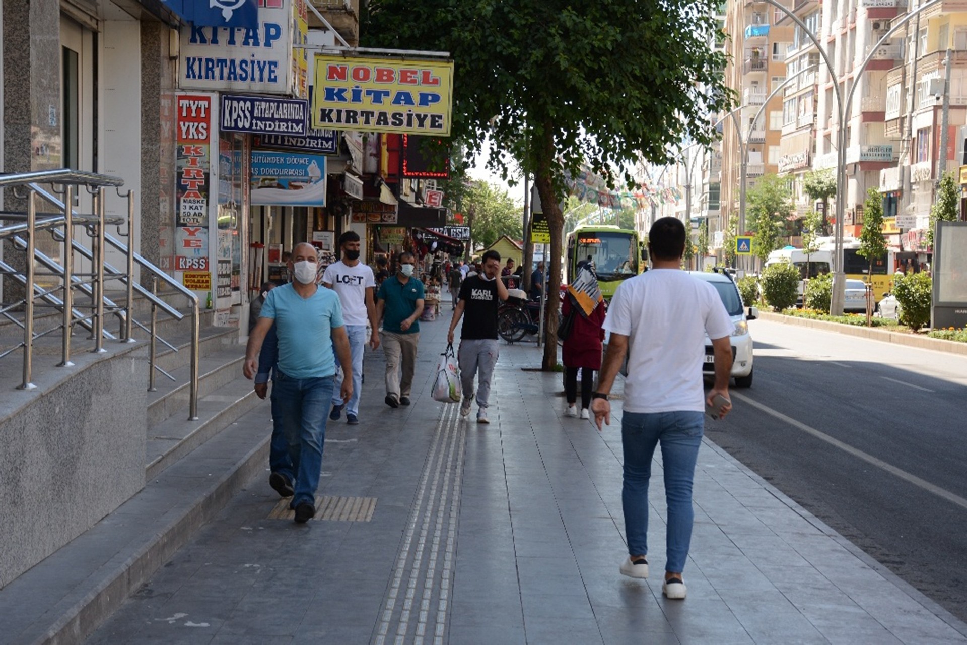 Diyarbakır'da bir sokakta yürüyen insanlar