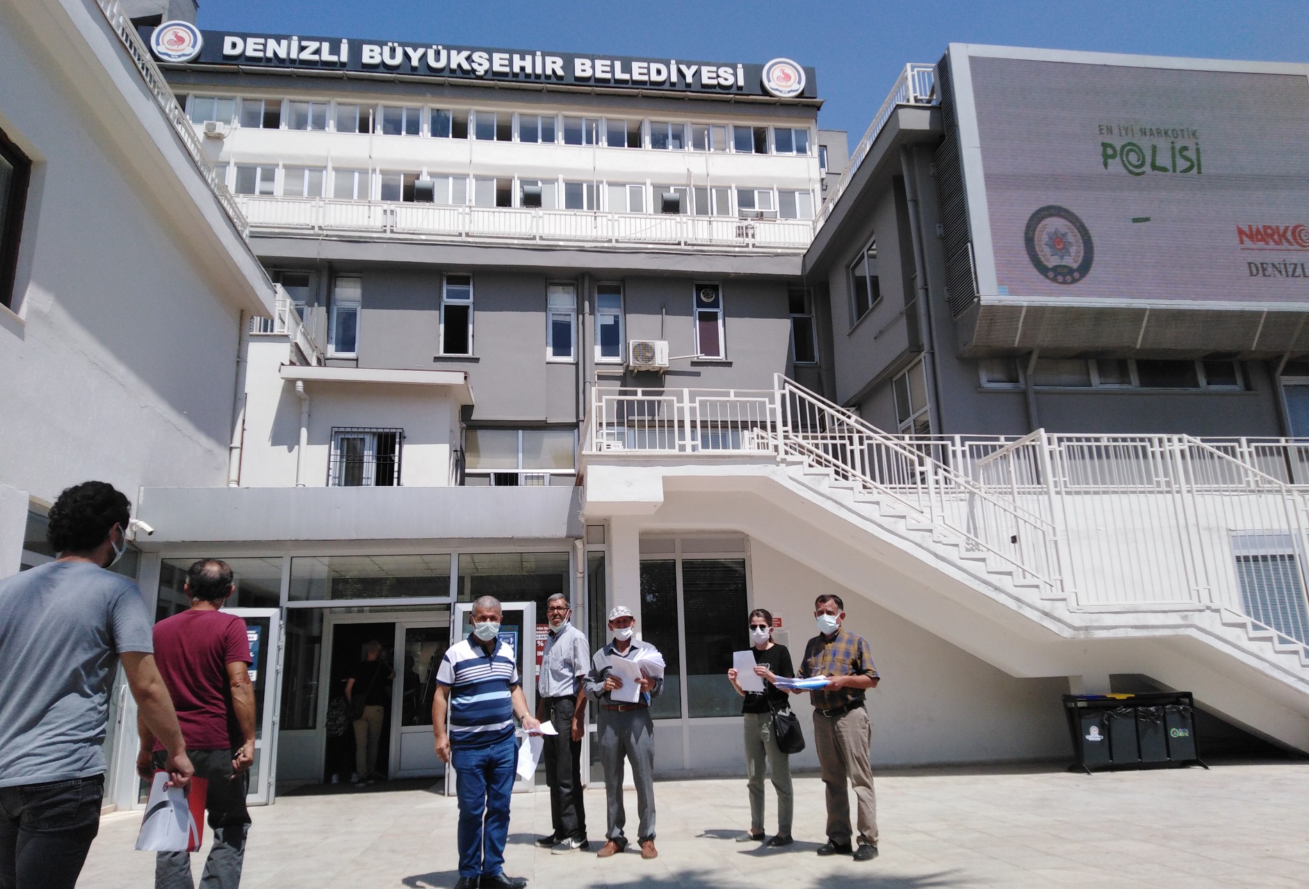 Denizli'de ağaç kesime karşı belediyeye dilekçe götüren vatandaşlar 