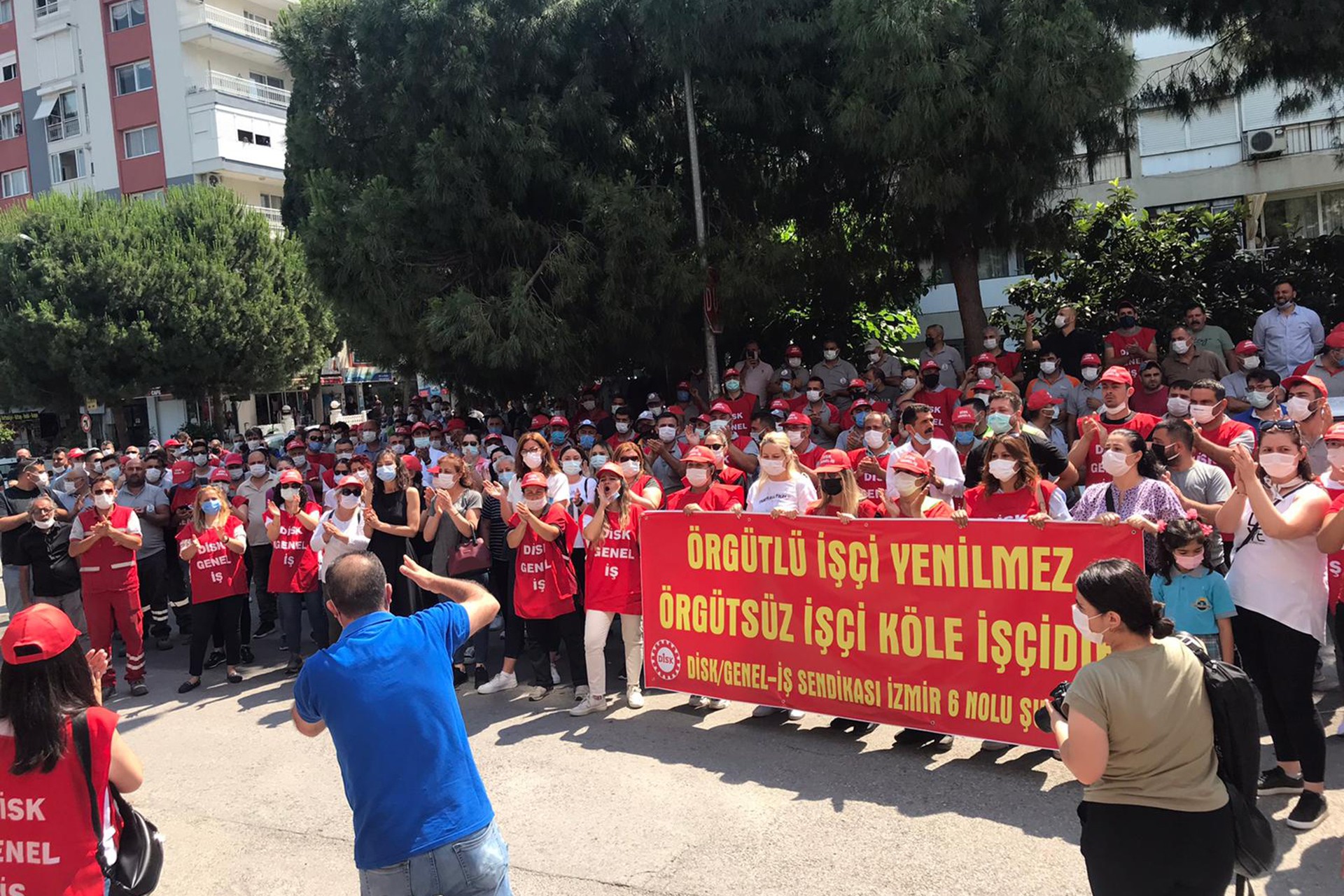 Basın açıklaması yapan Bayraklı Belediyesi işçileri