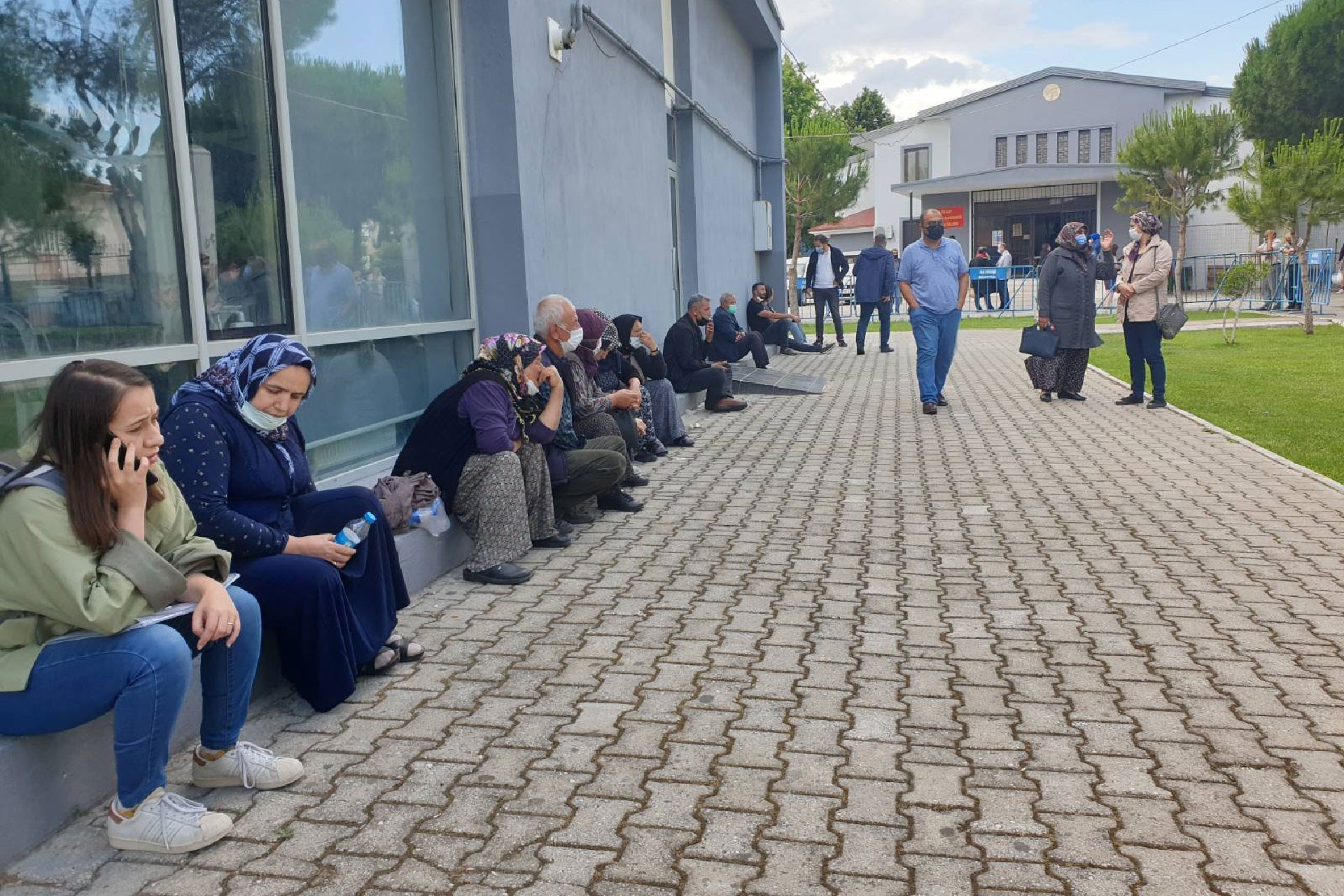 Soma davasında duruşma salonu önünde bekleyen madenci aileleri