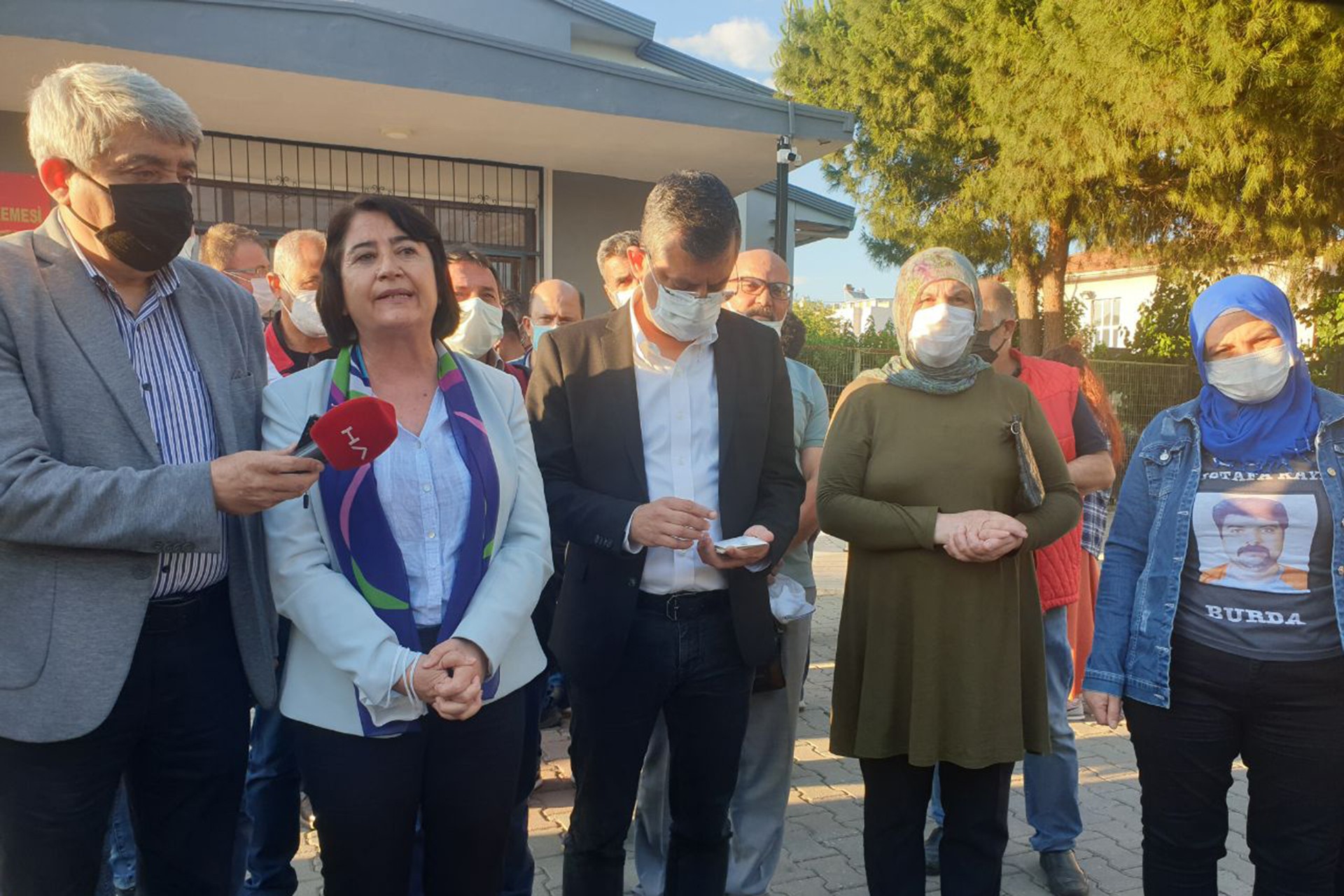 Soma davasında görülen duruşmasının ardından HDP'li Serpil Kemalbay ve CHP'li Özgür Özel açıklama yaparken.