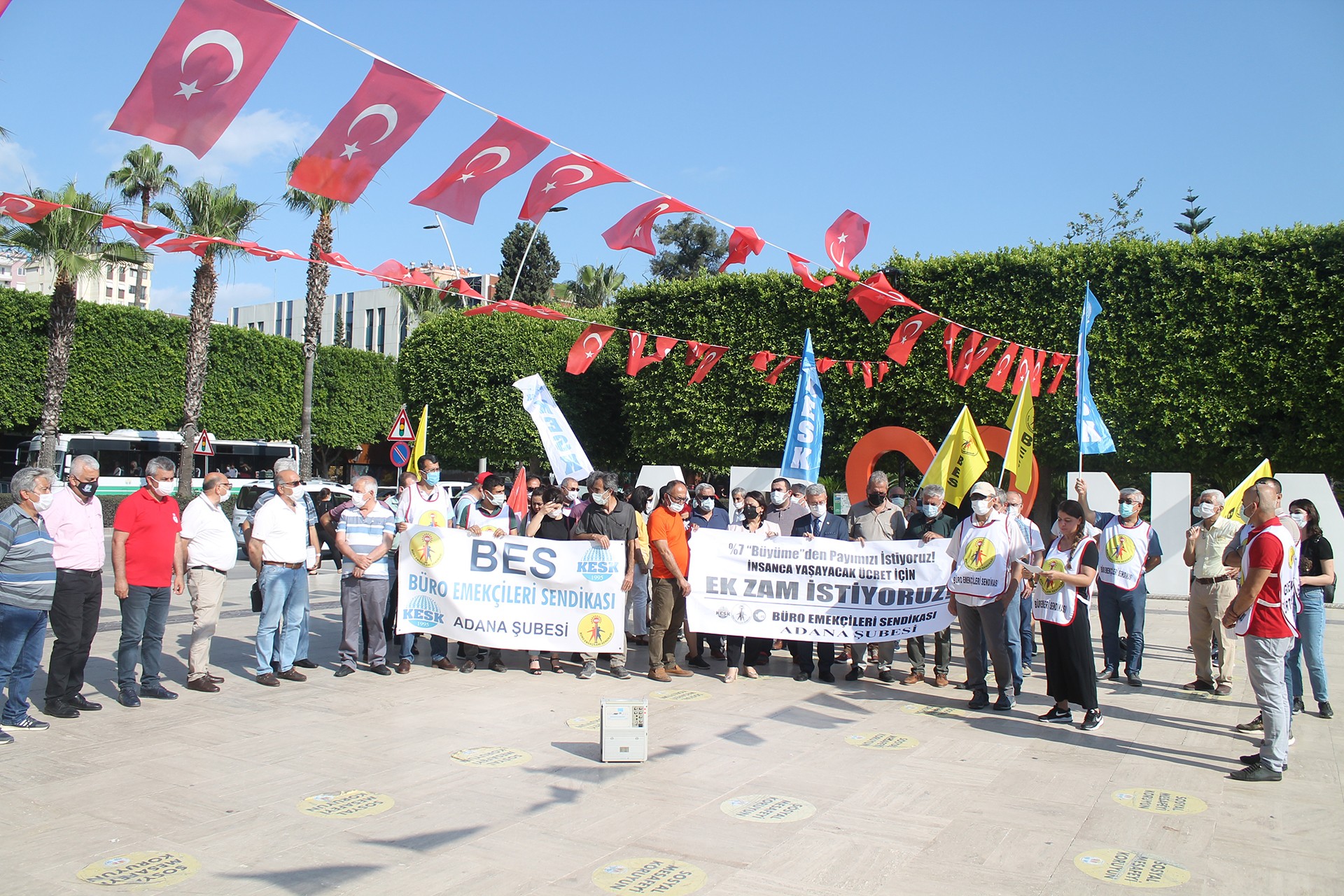 Adana'da Büro Emekçileri Sendikası (BES) üyesi emekçiler 'ek zam' talebiyle basın açıklaması düzenledi.