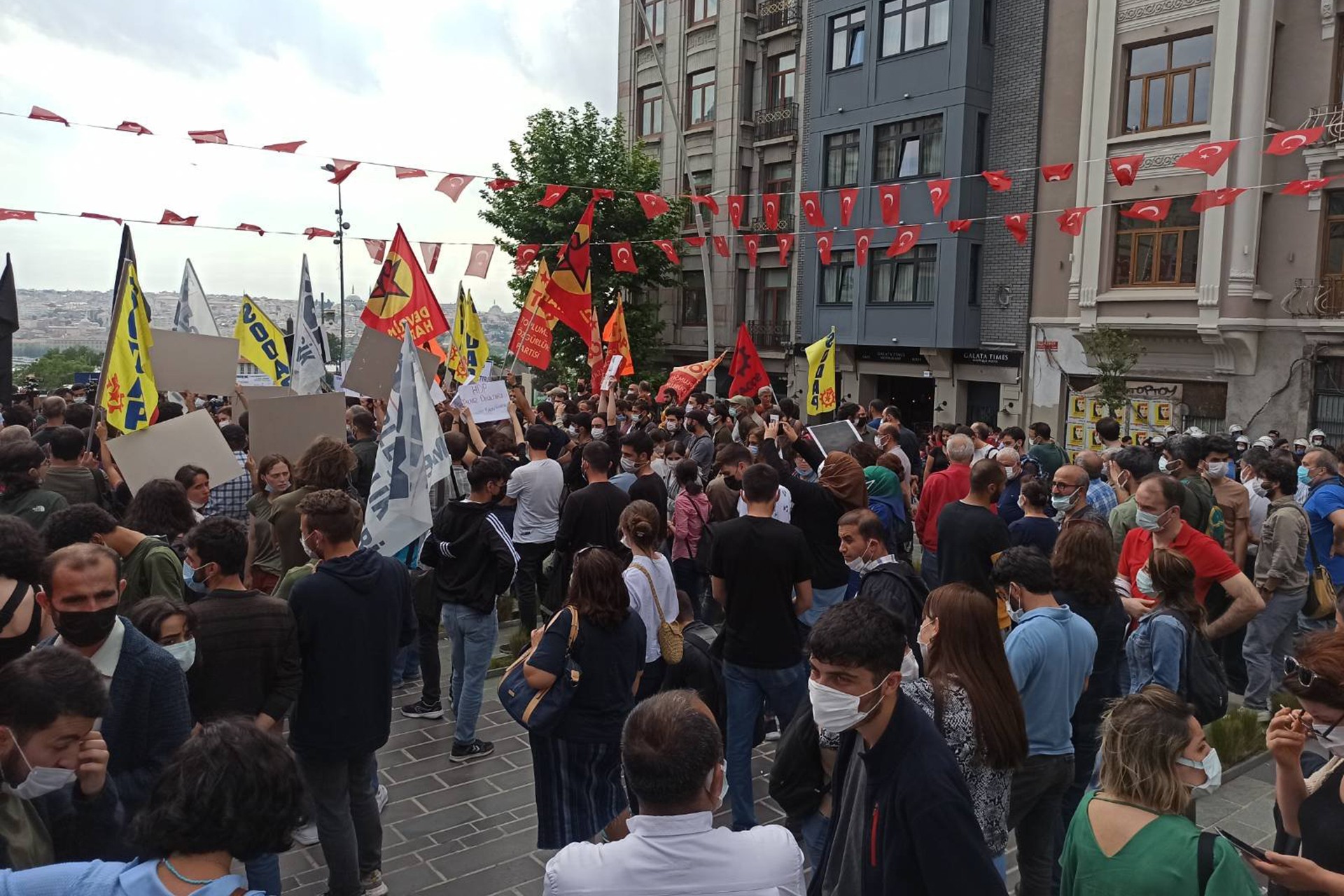 HDP İzmir İl Binasına düzenlenen saldırı ve Deniz Poyraz'ın katledilmesi İstanbul'da protesto edildi.