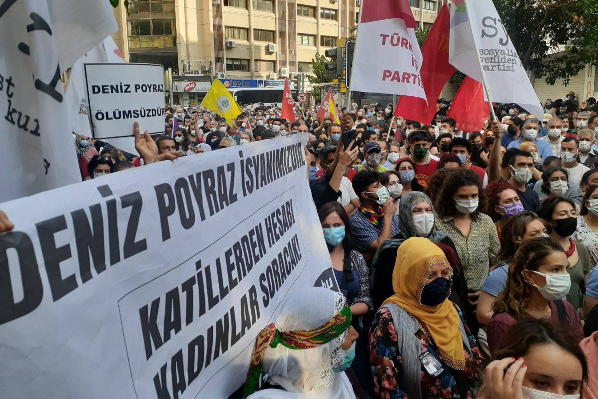 HDP İzmir il binası önünde HDP'ye yönelik saldırı ve Deniz Poyraz'ın katledilmesi protesto edildi.