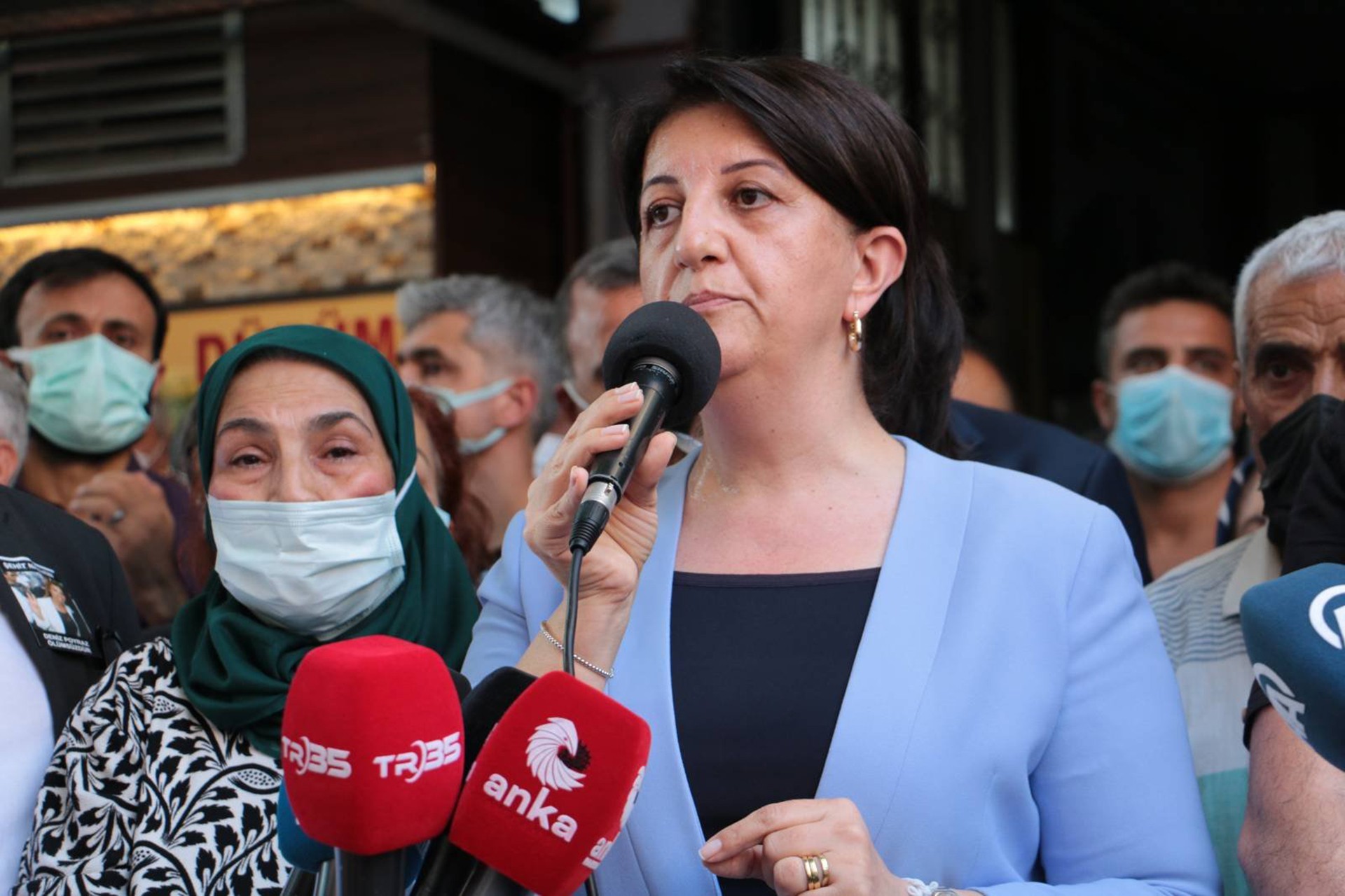 HDP İzmir il binası önünde HDP'ye yönelik saldırı ve Deniz Poyraz'ın katledilmesi protesto edildi.