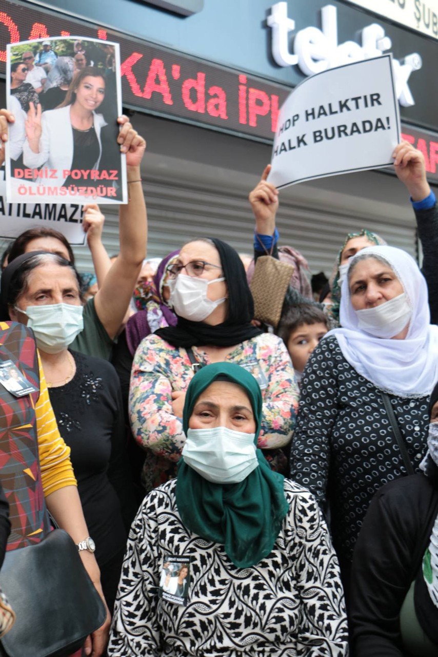 HDP İzmir il binası önünde HDP'ye yönelik saldırı ve Deniz Poyraz'ın katledilmesi protesto edildi.