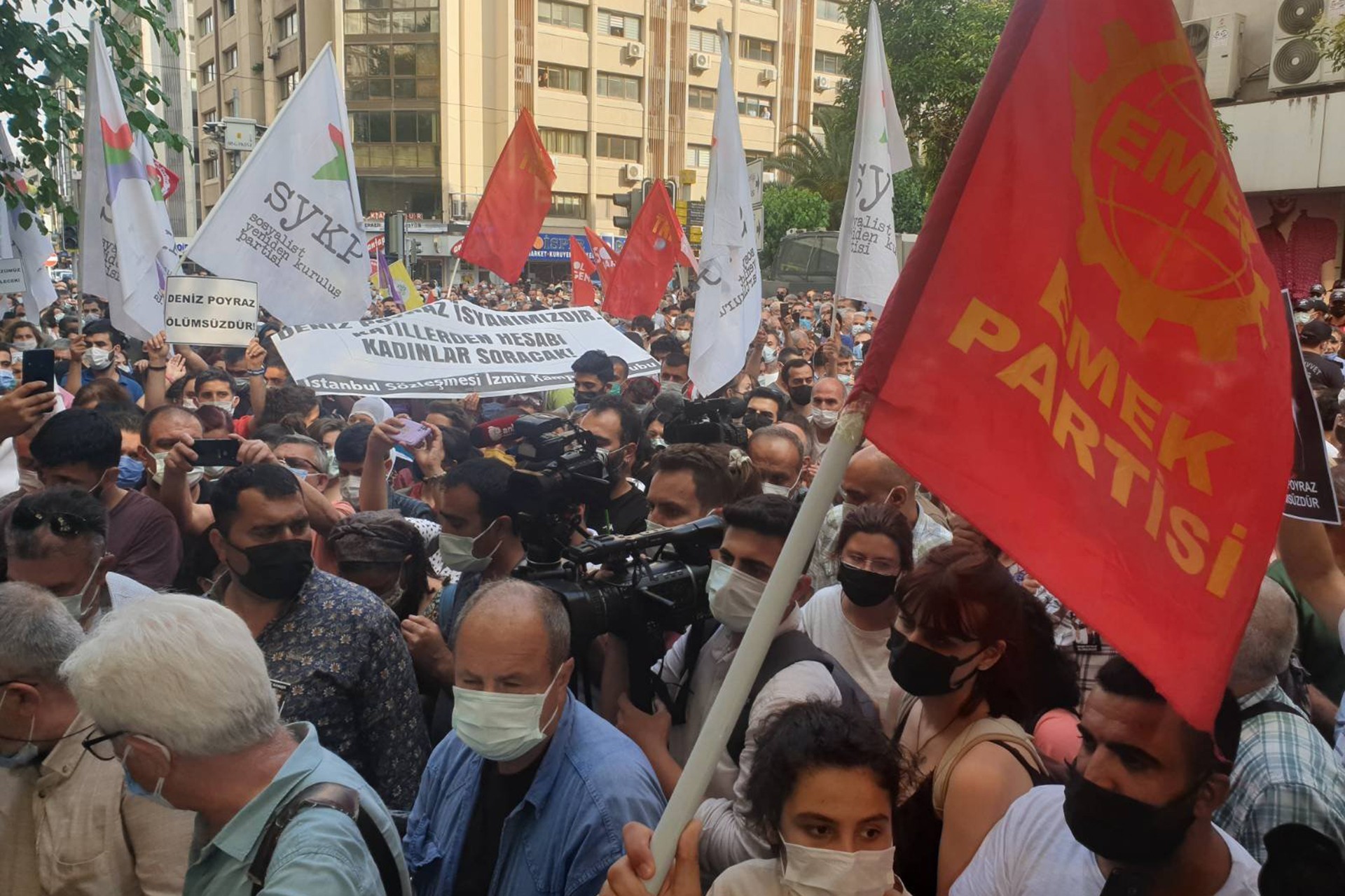 HDP İzmir il binası önünde HDP'ye yönelik saldırı ve Deniz Poyraz'ın katledilmesi protesto edildi.