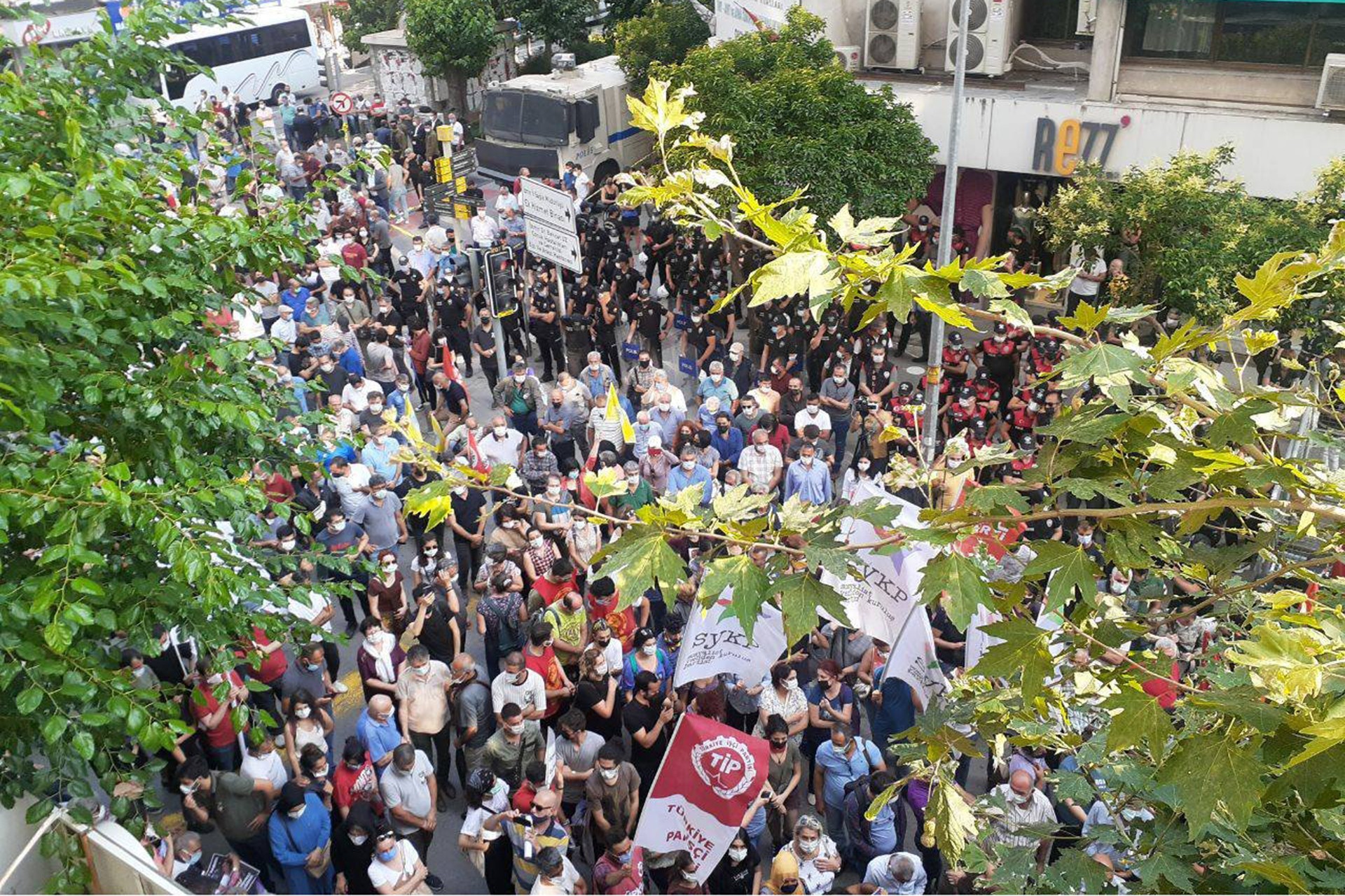 HDP İzmir il binası önünde HDP'ye yönelik saldırı ve Deniz Poyraz'ın katledilmesi protesto edildi.