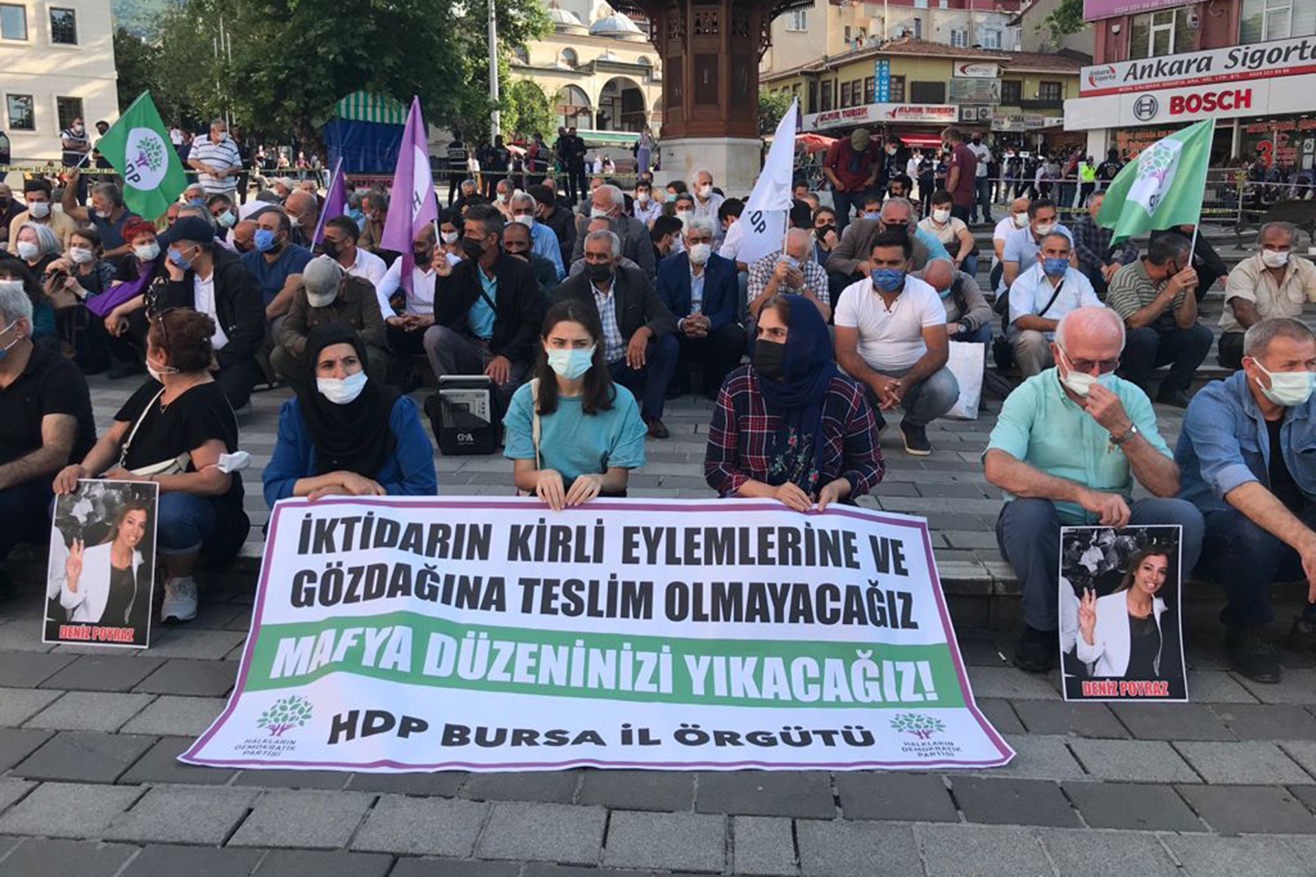 Bursa'da HDP'ye yönelik saldırı ve Deniz Poyraz'ın öldürülmesi yapılan basın açıklamasıyla lanatlendi.