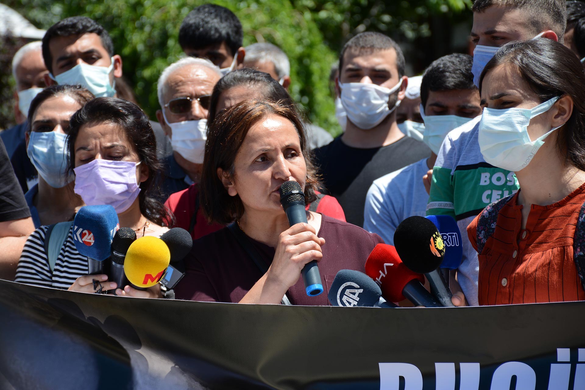 Diyarbakır'da yapılan eylemde Pero Dündar konuşuyor.