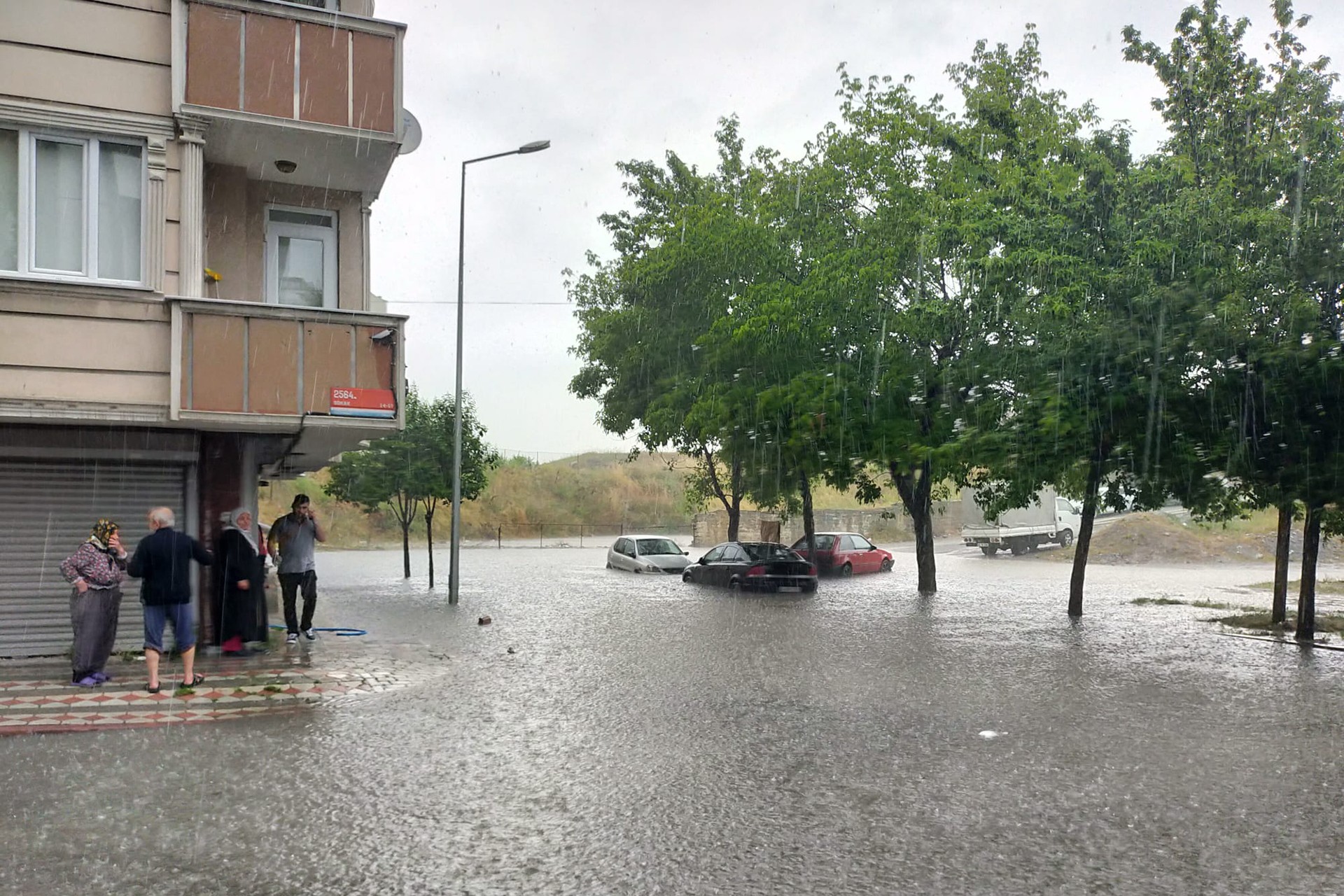 Sultangazi'de araçlar suya gömüldü