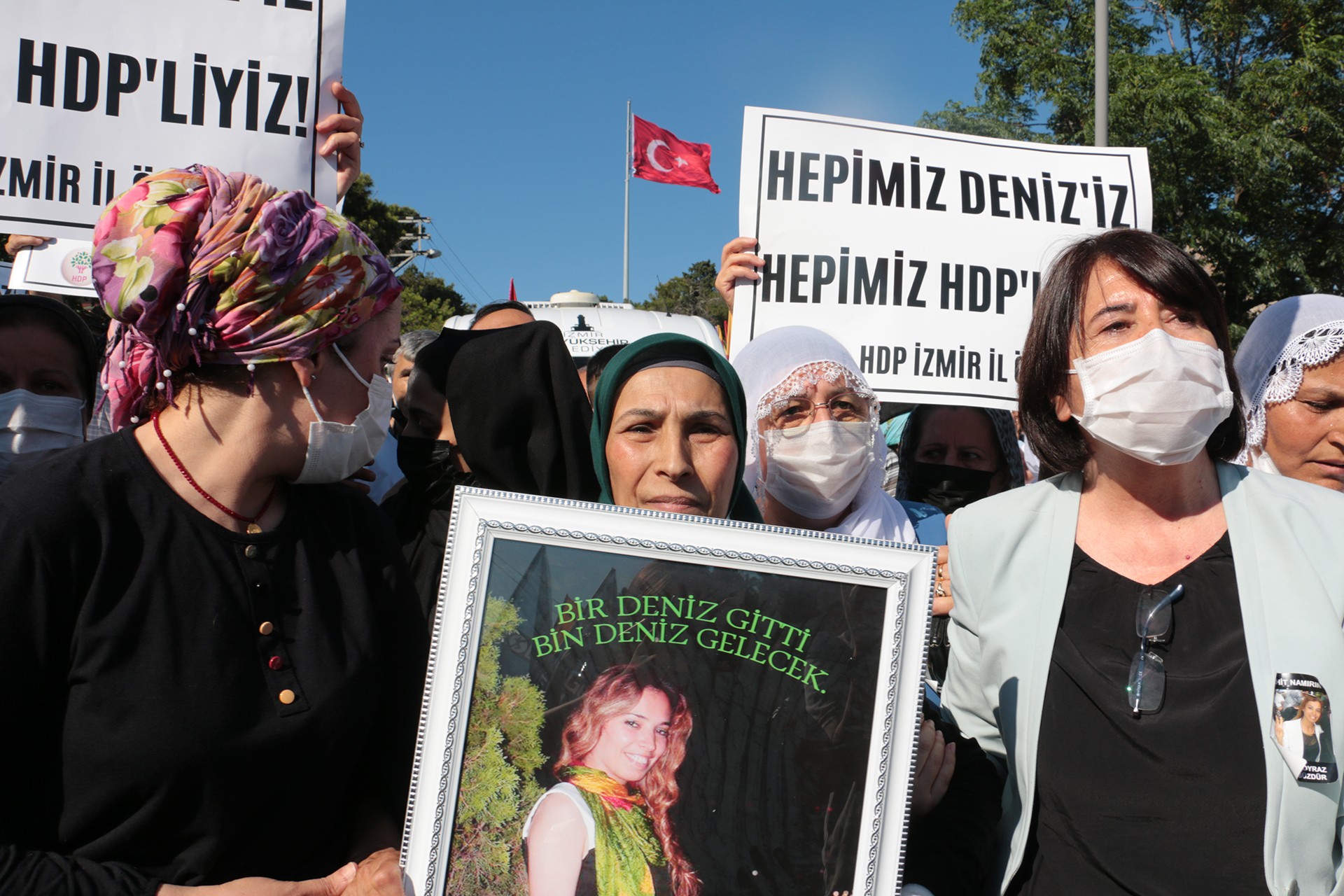 HDP İzmir il binasını basan Onur Gencer tarafından katledilen Deniz Poyraz'ın cenaze töreninden bir fotoğraf.