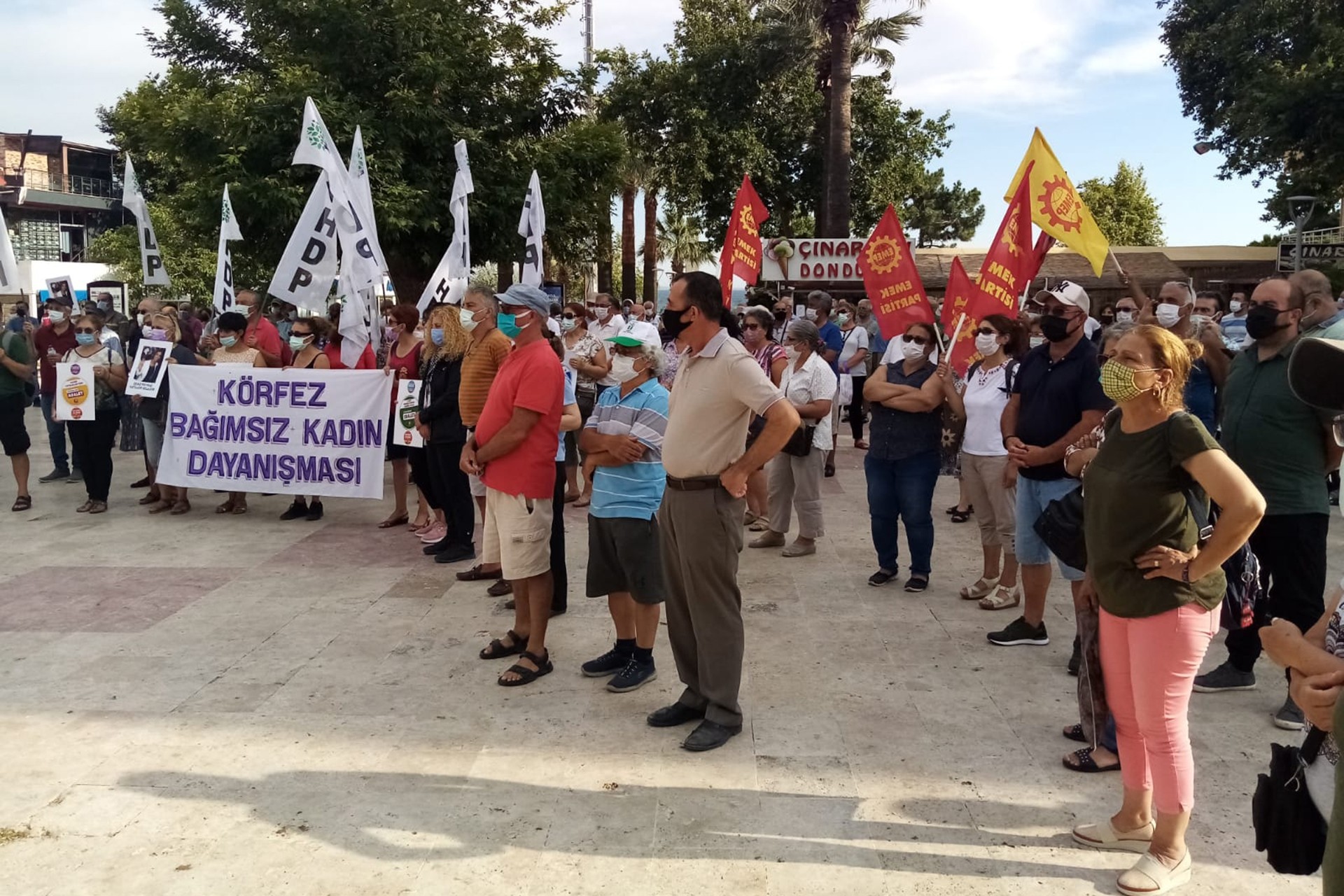 HDP'ye yönelik saldırı ve Deniz Poyraz'ın katledilmesi Balıkesir Edremit'te protesto edildi.