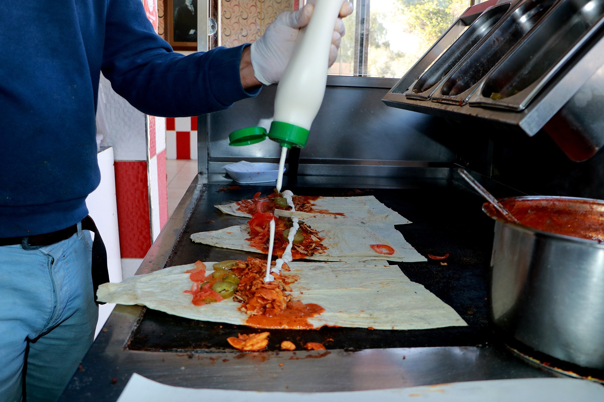 Tezgahda tavuk döner hazırlanıyor