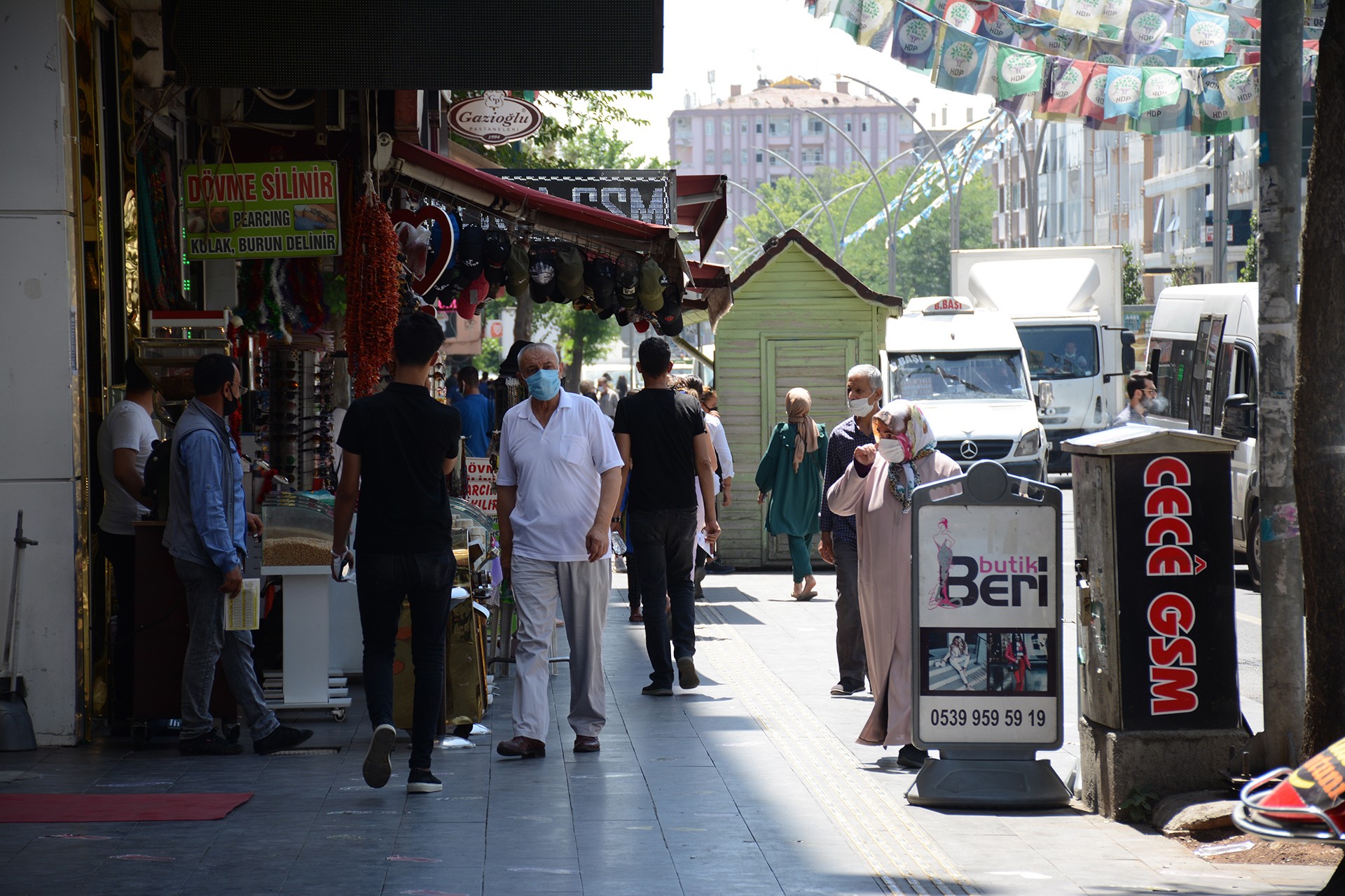 Diyarbakır'da sokakta yürüyenler