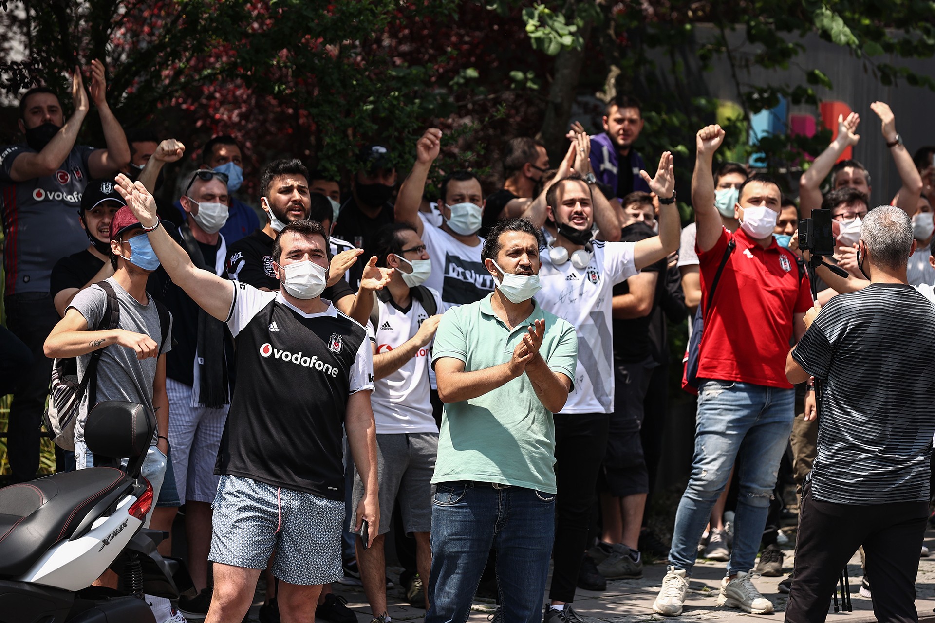 Beşiktaşlı taraftarlar, Sergen Yalçın'ın evinin önüne giderek kendisini yönetimle anlaşması için ikna etmeye çalıştı.