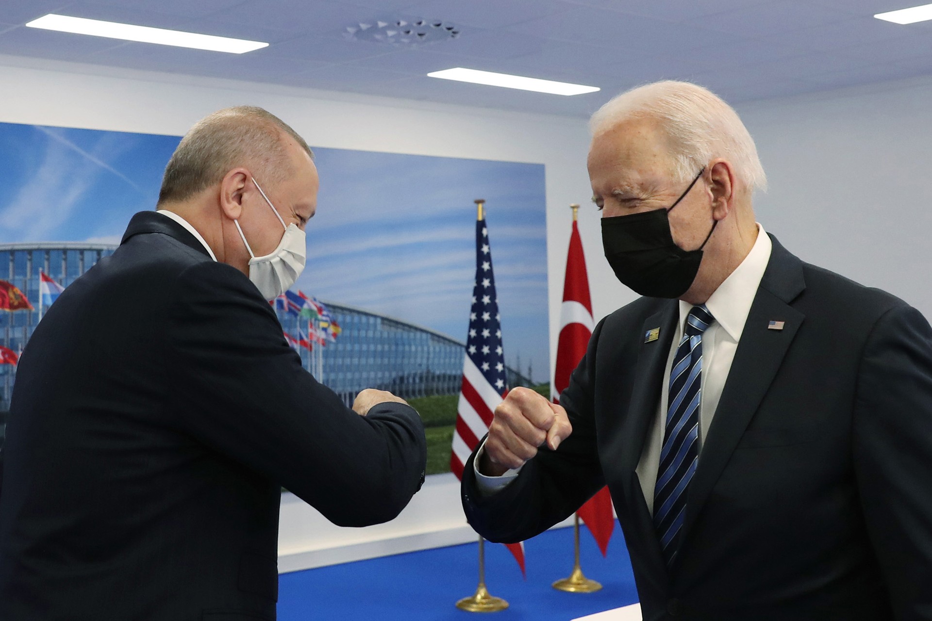 Erdoğan ve Biden dirsek selamı veriyor.