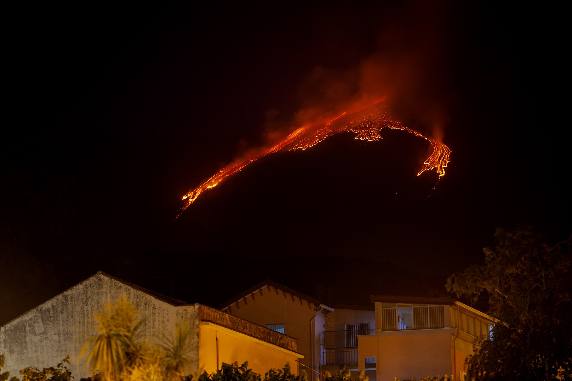 Etna Yanardağı alev püskürtüyor