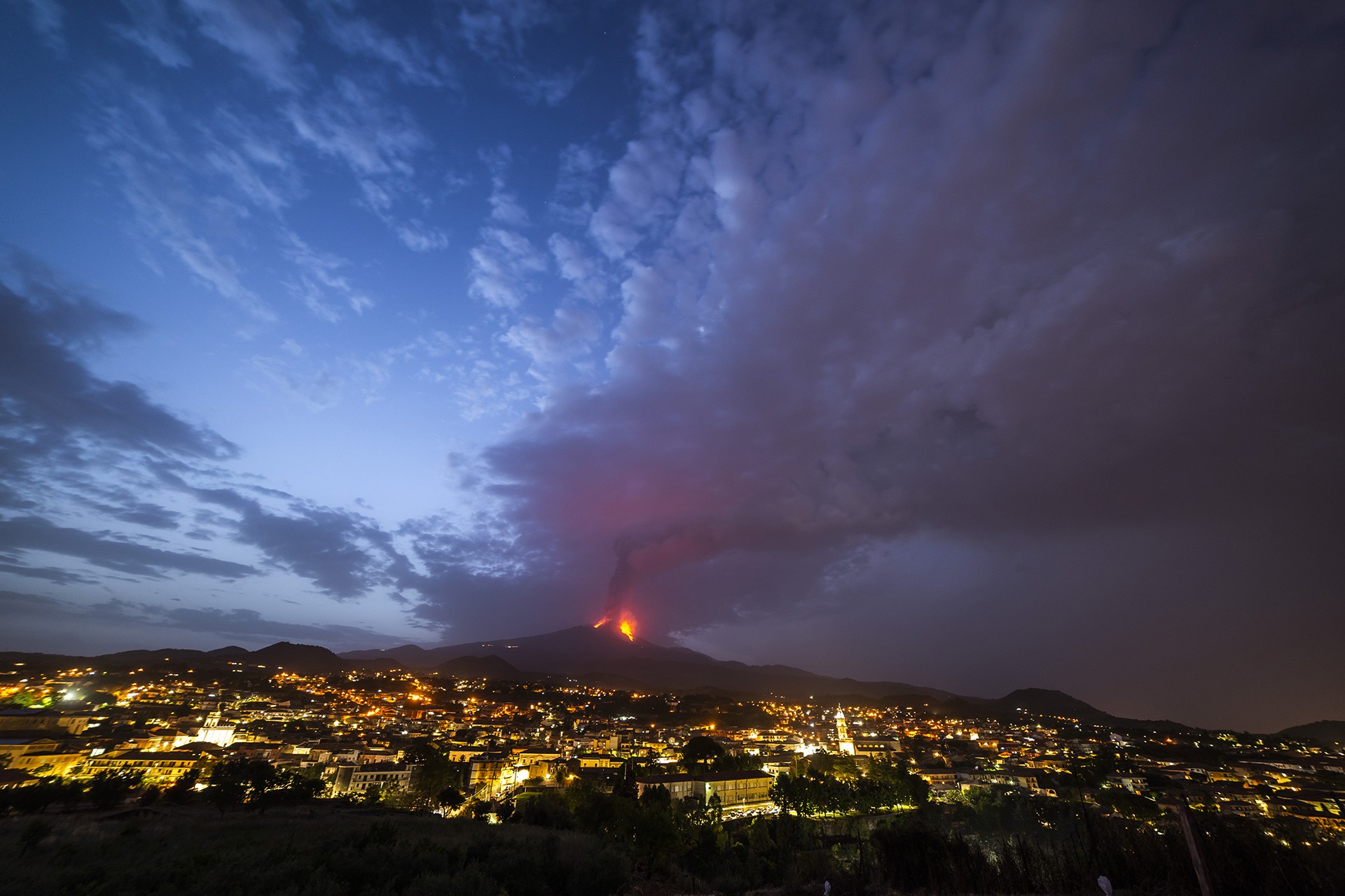 Etna Yanardağı alev püskürtüyor