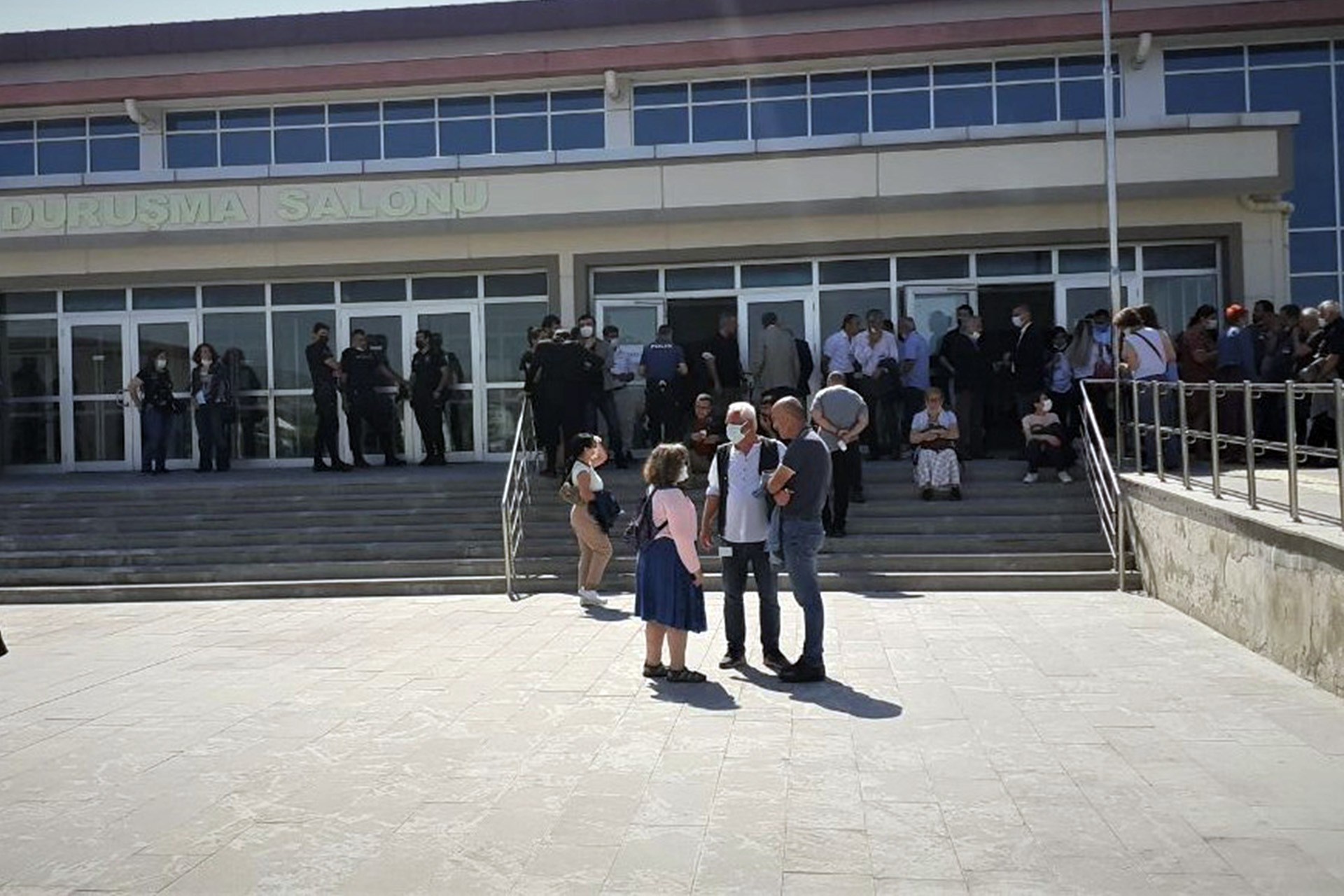 Kobane davası için adliye önünde bekleyenler