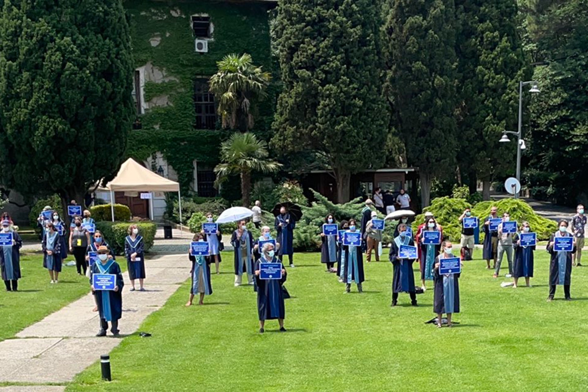 Boğaziçi Üniversitesi akademisyenleri rektörlük binasına sırtını dönmüş