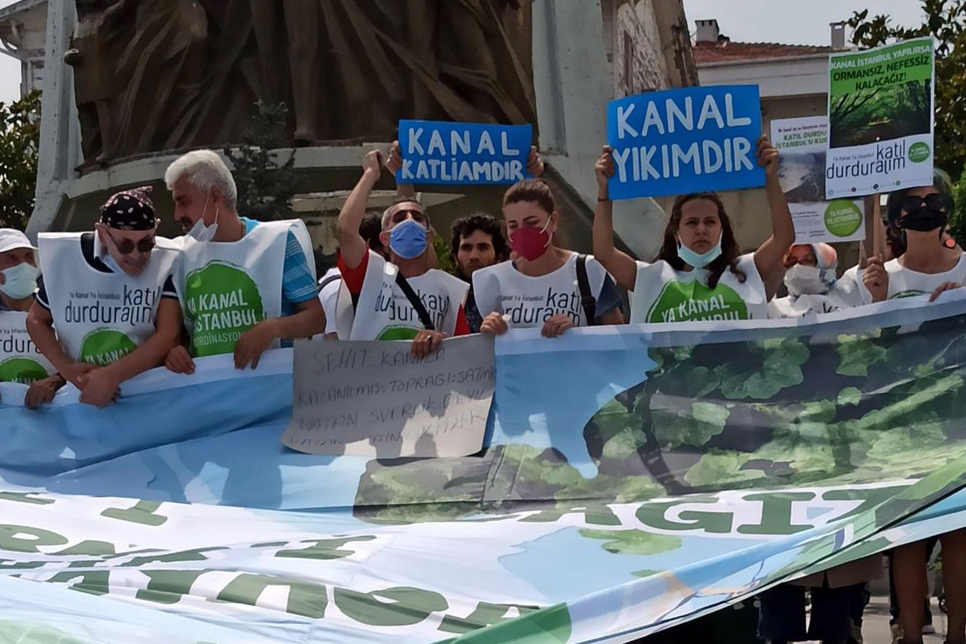 Ya Kanal Ya İstanbul koordinasyonu, Bakırköy Özgürlük Meydanı'nda gerçekleştirilen eylemde 'Kanal'ı yaptırmayacağız' dedi.