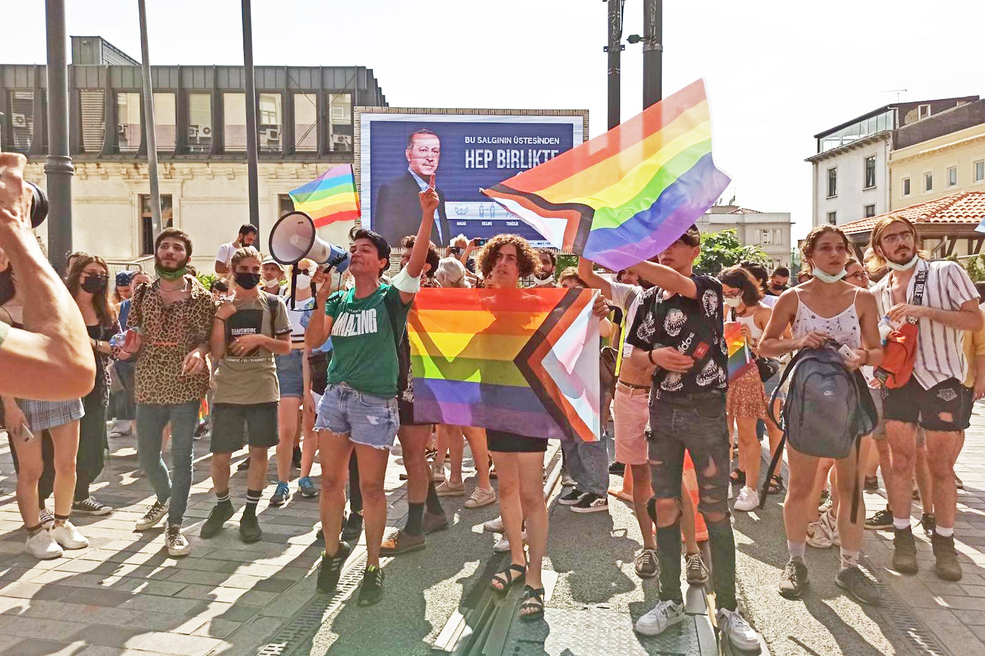 İstanbul'da Onur Yürüyüşü için Tünel'de bir araya gelenler.