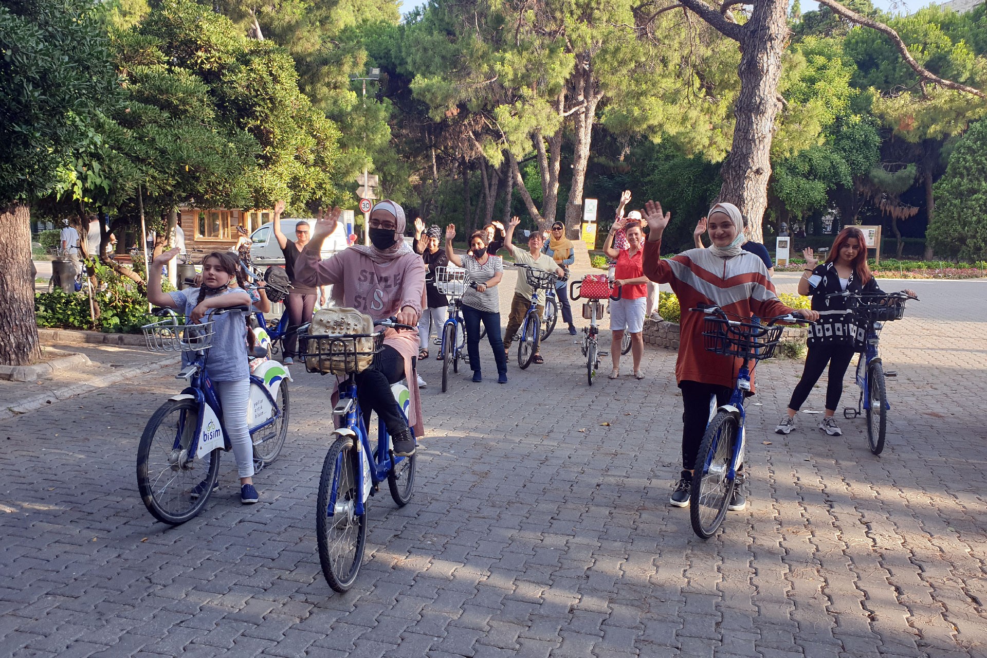 İzmir'de mülteci kadınlar pedalları barış için çevrildi