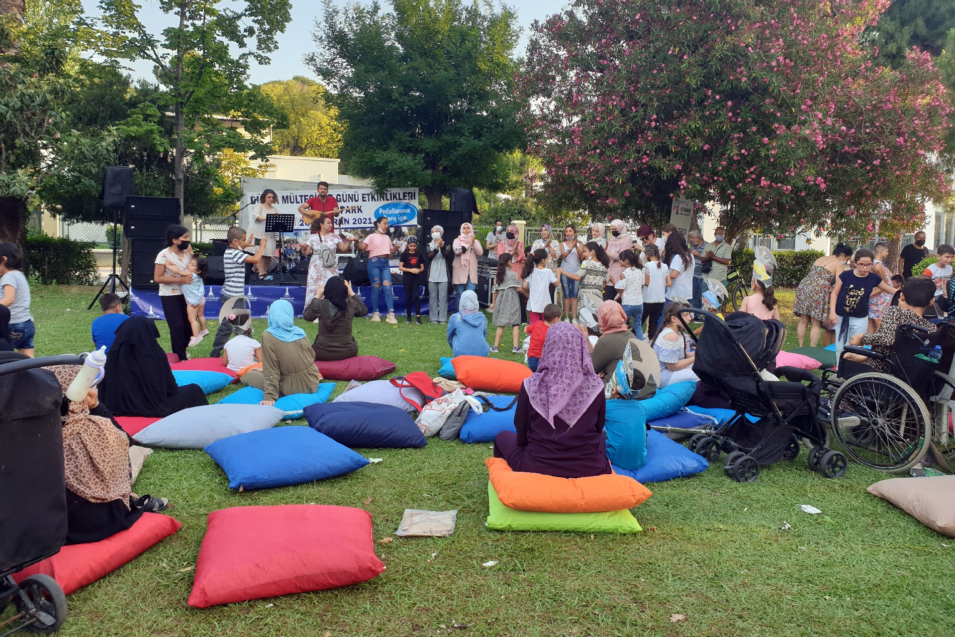 İzmir'de mülteci kadınlar pedalları barış için çevrildi