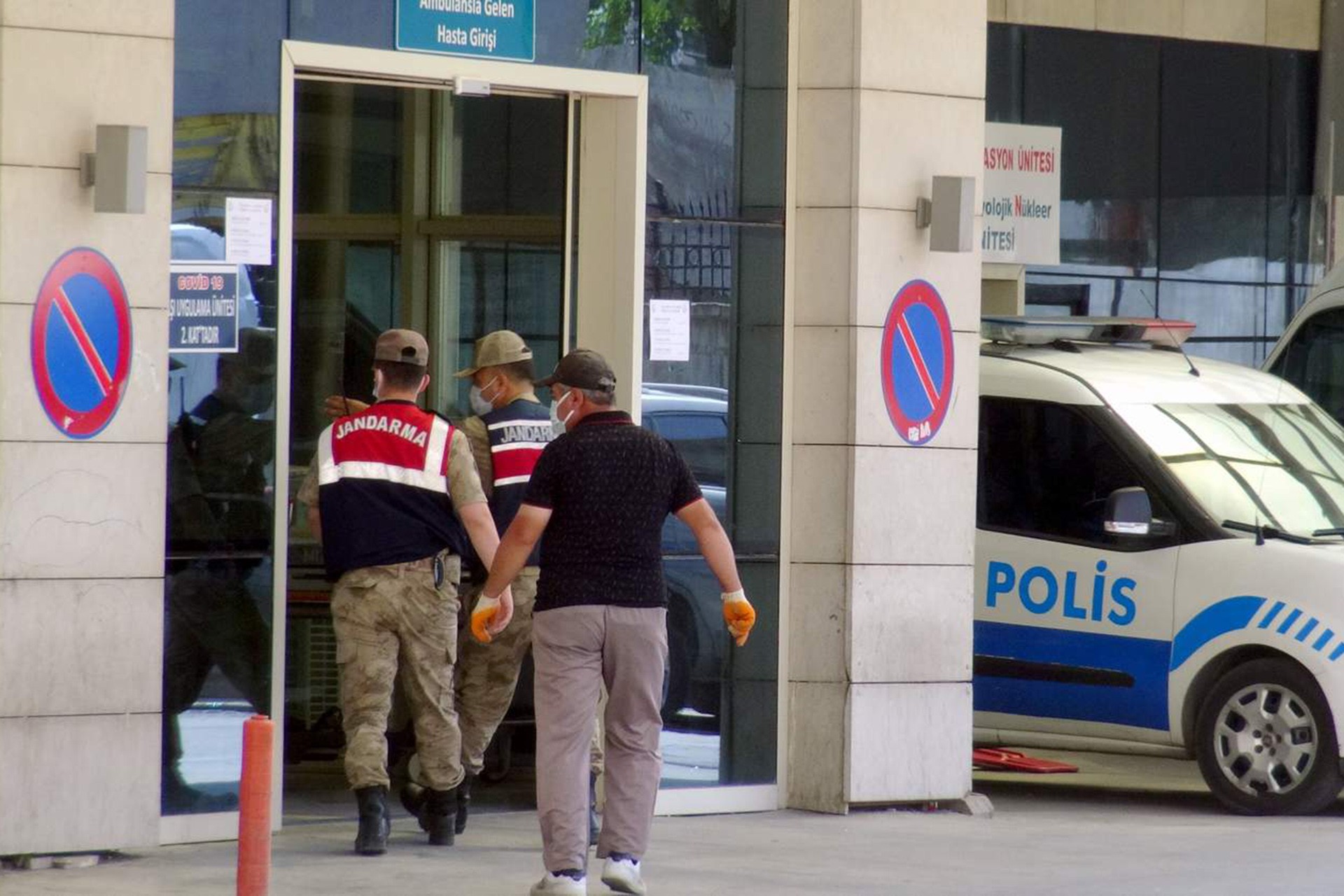 Hastane önündeki jandarmalar ve polis otosu