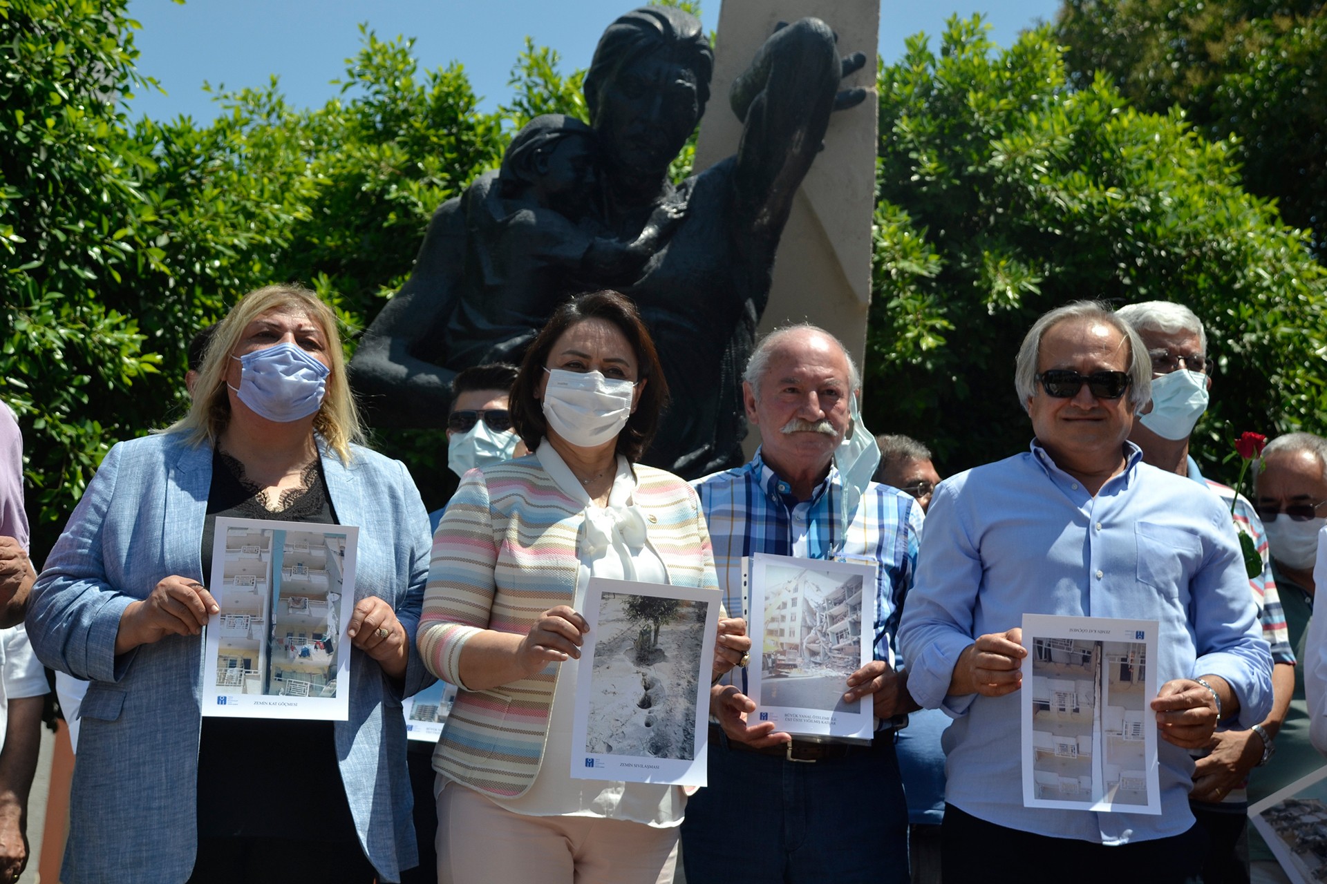 İMO Adana Şubesi, Ceyhan Belediyesi ile birlikte Adana-Ceyhan depreminin 23. yıl dönümünde Ceyhan Deprem Anıtı önünde anma töreni düzenledi. 