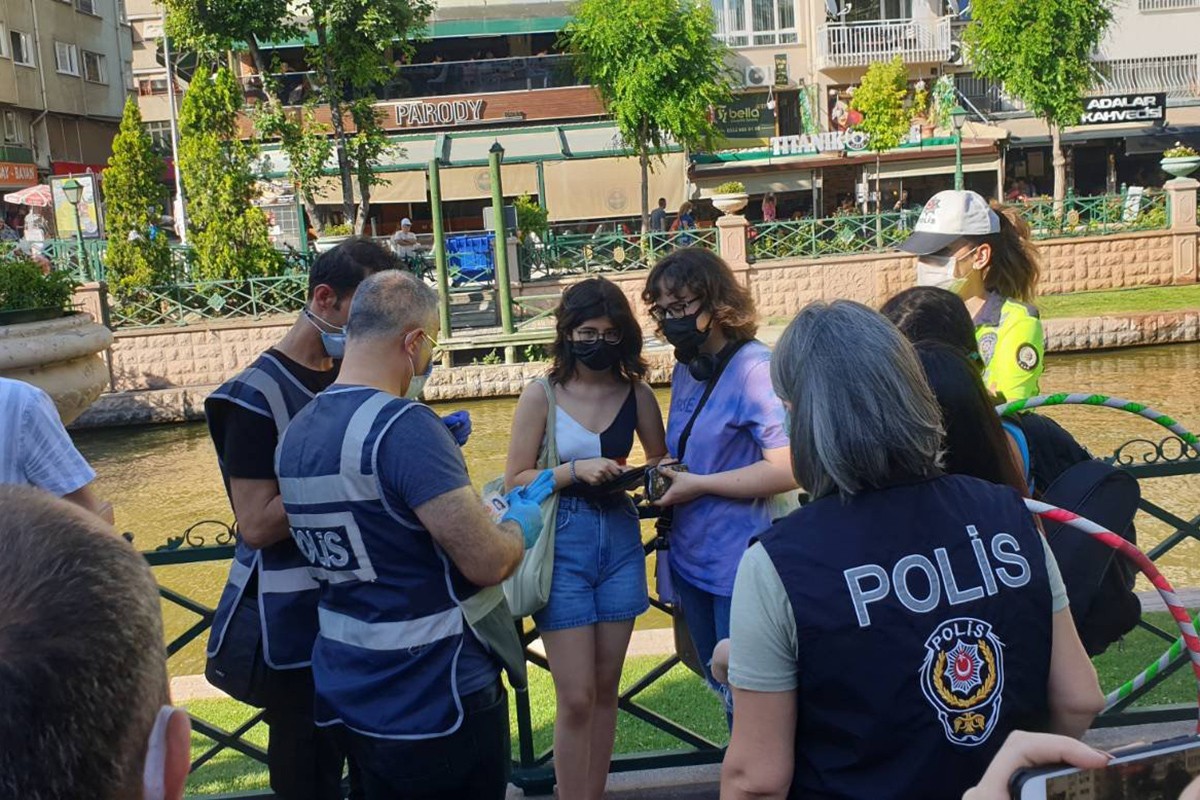 Polislerin gözaltına aldığı gençler 